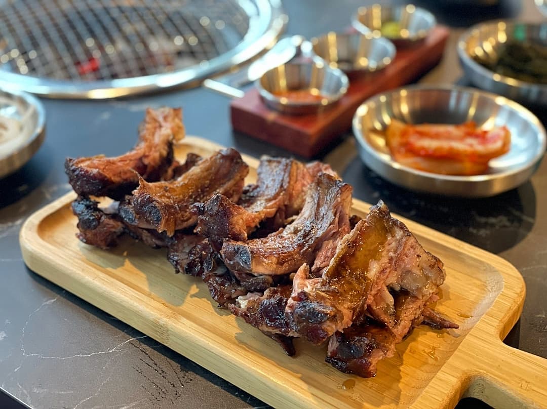 형 빈 on Instagram: “동네에 생긴 신상맛집 😍 . . #숑스바베큐신림 11월에 오픈한 따끈따끈한 맛집. 정성들여서 훈연해 주시는 바베큐들이 먹음직스럽다. 오랜 시간을 들인 바베큐지만 육즙