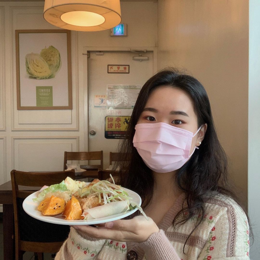 고가은 on Instagram: “#광고문의dm 평소에도 자주 가던 고메샤브! 채소,초밥 모두 신선하고 샐러드바부터 디저트류까지 잘 구성되어있어요 바쁜 와중에도 사장님,직원분들이 친절하