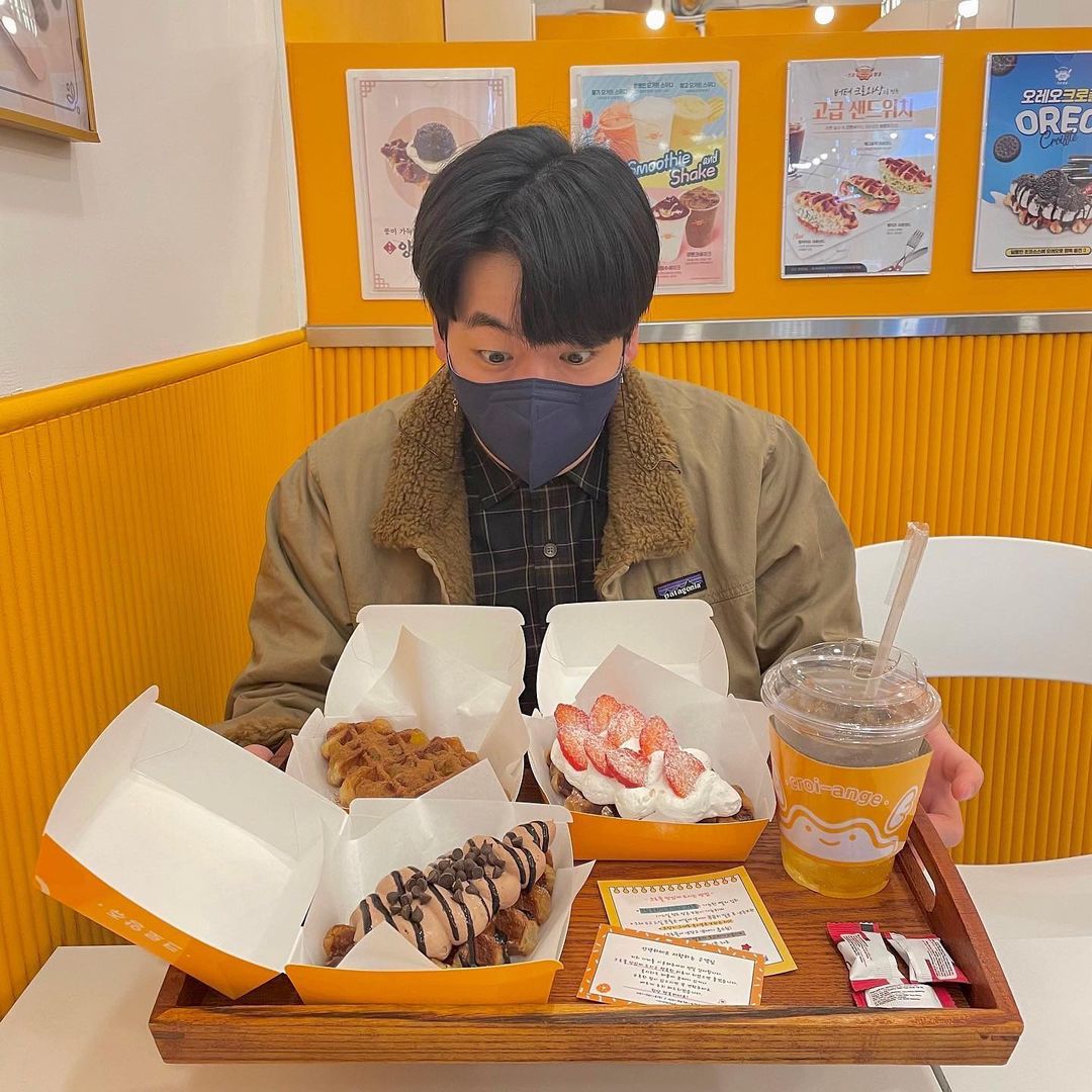 ᰔ망고커플ᰔ on Instagram: “#협찬 천안 크로플 맛집 크로앙쥬🧇 천안 터미널에 크로플 맛집 크로앙쥬가 생겨서 다녀왔어요🧡 메뉴가 다양하고 다 맛나 보여서 고를 때 엄청 고민을...😂 저