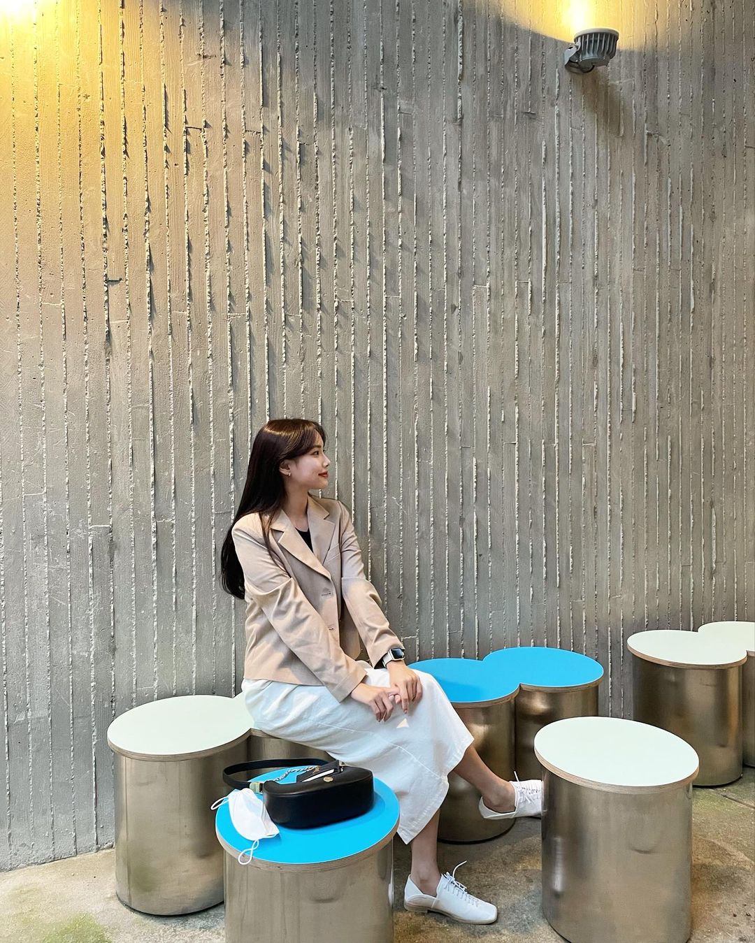 이다윤 on Instagram: “#광고 나의 새로운 시작을 함께하는 미쏘! 내가 좋아하는 숏한 기장으로 미쏘 스커트랑 매치하니까 넘 단아하다...🤍 쏘미쏘자켓으로 부쩍 가까워진 가을템 준