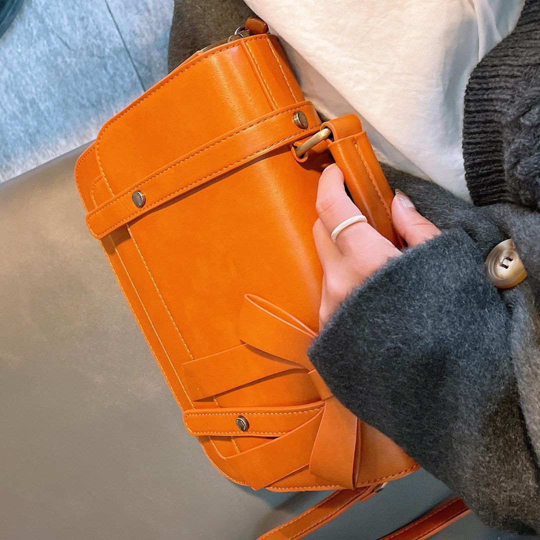 🌸황블리🌸 on Instagram: “#협찬 러블리 빈티지🧡 색감도 예쁘고 디자인마저 너무 취저 심지어 비건레더라서 동물사랑하는 예쁜마음🥰 재질도 고급스럽고 부드럽다 데일리에