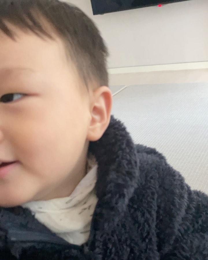 👦🏻 + 495
제법 말도 따라하고 알아듣는것도 많은 셕이 💛
너무너무 힘들지만 완전 귀여워서 봐준다 ㅠ♥️
-
낮잠을 잘 못자서 저녁7시에 자더니 다음날 
새벽 6시에 일어나는 애 ㅎㅎㅎㅎㅎ
앞으로도 이렇게만 자자 ,, 💜
