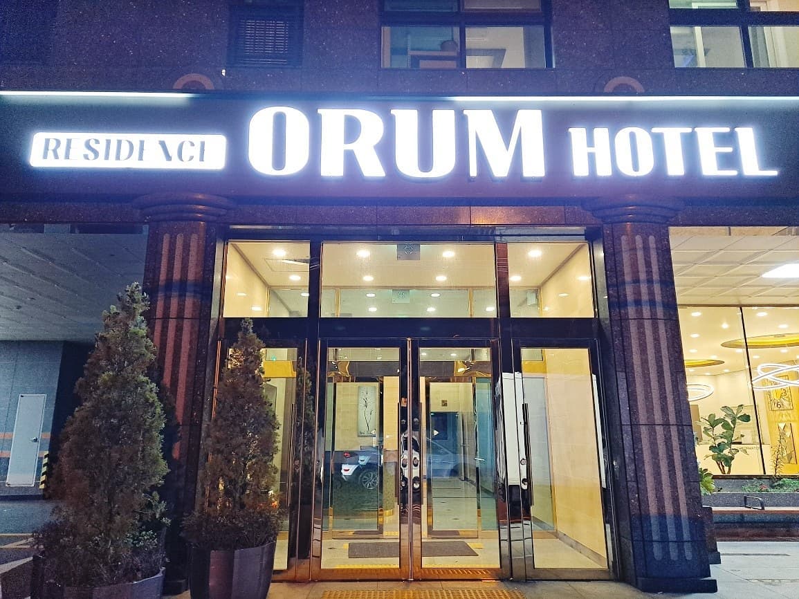 #협찬 지난 주말 부산에서의 1박 2일 여행을 하며 묵었던 부산 오름레지던스호텔🥰

저희 부부의 경우 8층 주니어 패밀리 룸으로 배정을 받았는데요

레지던스라 내부에서 조리가 가능하고, 부산역에서 도보 3-5분 거리라 대중교통을 타고 여행을 즐기기에도 입지가 최고예요!

거기다가 룸 내에서 부산항의 오션뷰를 즐길 수가 있고요

또한, 조식의 맛도 정말 좋았는데요. 그래서 저는 이른 오전 7시부터 결국 폭풍식사를 했습니다. 🤤 아무래도 전 내숭과는 거리가 먼가봐요

부산 오름레지던스호텔
부산 동구 중앙대로180번길 16-8 오름레지던스호텔

#부산오름레지던스 #오름레지던스호텔 #부산역호텔 #부산호텔 #부산가족여행 #부산여행 #부산숙소 #부산항호텔 #부산호캉스 #여행스타그램 #여행그램 #맞팔선팔환영 #맞팔해요 #맞팔선팔
