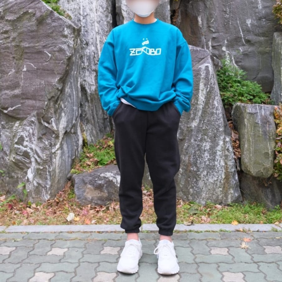 #협찬 #남녀공용맨투맨 
청록색 색감 넘 예쁨. 
두툼한 재질에 기모 소재라 지금 시즌 딱. 
조거팬츠와 찰떡이다. 
#제로보 #기모맨투맨 #오버핏맨투맨 #기모오버핏맨투맨 #제로보맨투맨