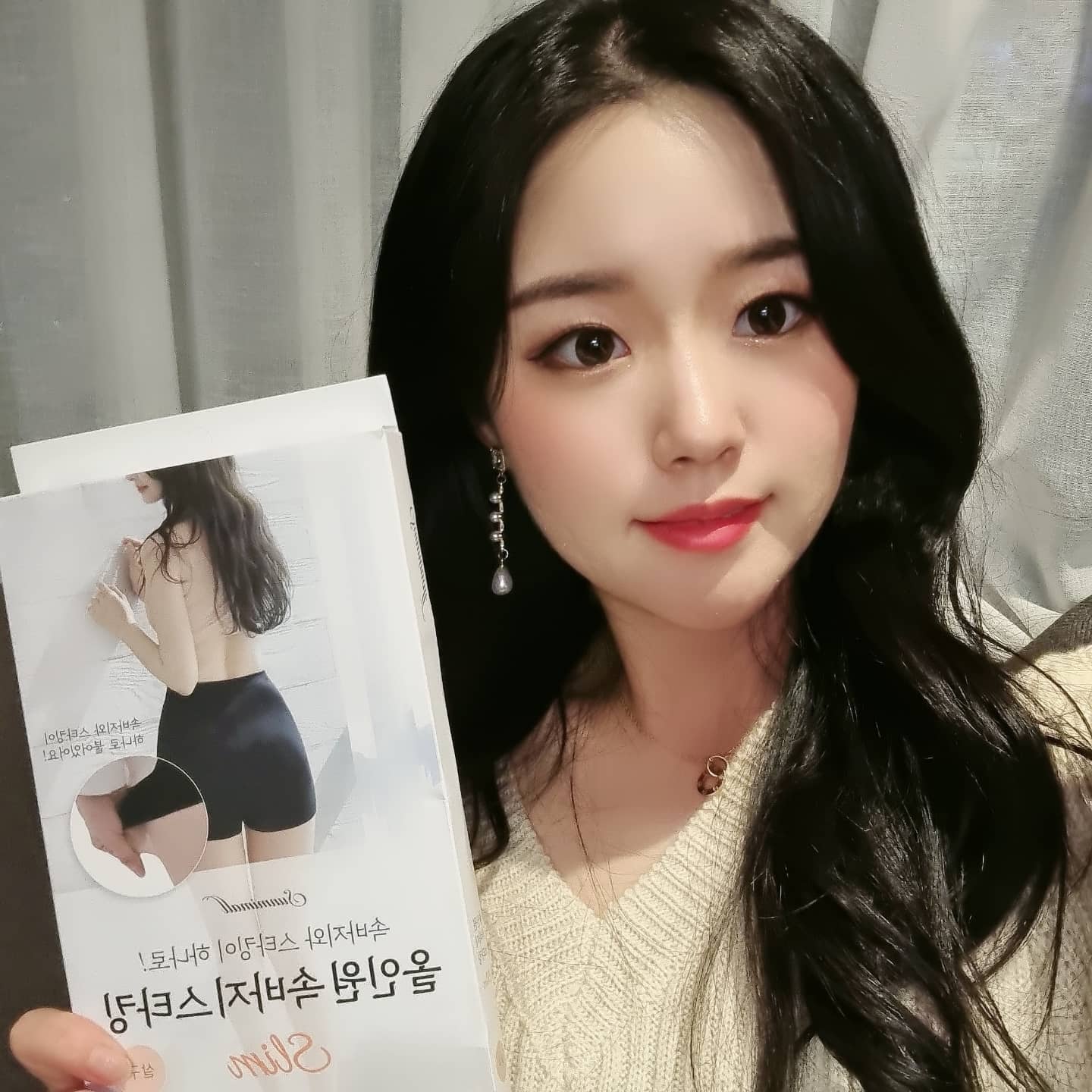 #협찬
어머머 세상에 스타킹에 속바지가 붙어있는 초신박한 속바지 스타킹이 있네요 대박😱😱

게다가 스타킹이 너무 짱짱해서(사진 오른쪽발) 올도 안나갈뿐더러 혹~~~시나 올나가면 스타킹잘라내서 속바지로도 쓸 수 있다니 넘넘 좋은데요? 

올리브영 세븐일레븐 등에서도 판매하는데 선미몰 에서 온라인구매하면 1+1 이라고하니 당장 구매각😍😍

#선미몰 #속바지스타킹 #스타킹 #가을스타킹 #속바지 
#승무원압박스타킹 #학생스타킹 #겨울스타킹 #선미몰스타킹