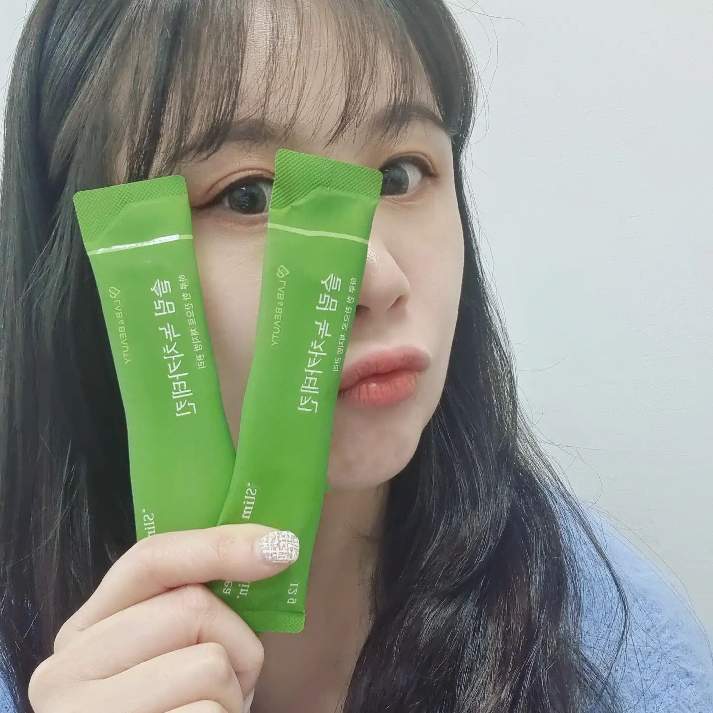 #협찬

#랩앤뷰티 #녹차카테킨 #찐후기

인친님들 얼굴로 오랜만에 찾아뵙는듯해요
#확찐자 가 된 이후로 동그래진 얼굴을 보여드릴 수가 없어...
#급다 하려다가 매번실패해서 #셀피 불가했는데

#식후한잔 #녹차라떼 마시듯 마신 #랩앤뷰티녹차카테킨  덕분에 사람꼴을 찾아서 돌아왔어요💚

제가 강츄하는 #랩앤뷰티 #슬림녹차카테킨 은요~

🌿 맛있는 녹차라떼 맛이라 편하게 섭취가능
🌿 하루 한잔으로 체지방 관리
🌿 맛있는 한잔으로 항산화관리까지~!!

💚구매는 아래에서 가능💚
 http://asq.kr/zMowXh

#랩앤뷰티 #슬림녹차카테킨 #녹차라떼 #녹차 #체지방 #체지방컷팅제 #체지방감소 #다이어트간식 #단기간다이어트 #다이어트보조제 #항산화관리 #콜레스테롤개선 #건강기능식품