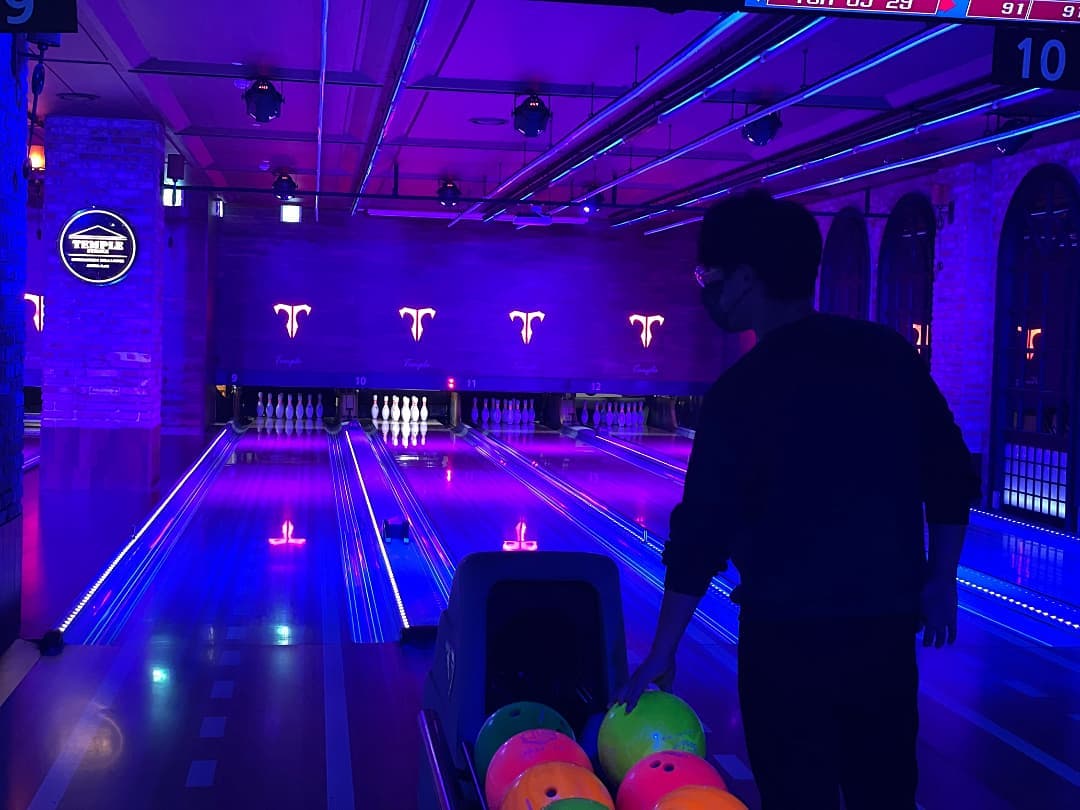 형 빈 on Instagram: “올만에 볼링 한 판! . . #템플스트라이크 깔끔한 시설과 신나는 분위기의 락볼링장. 분위기가 정말 신났다! 신나는 분위기에서 볼링를 치니 음료도 더 맛있는 느낌! 슬러쉬