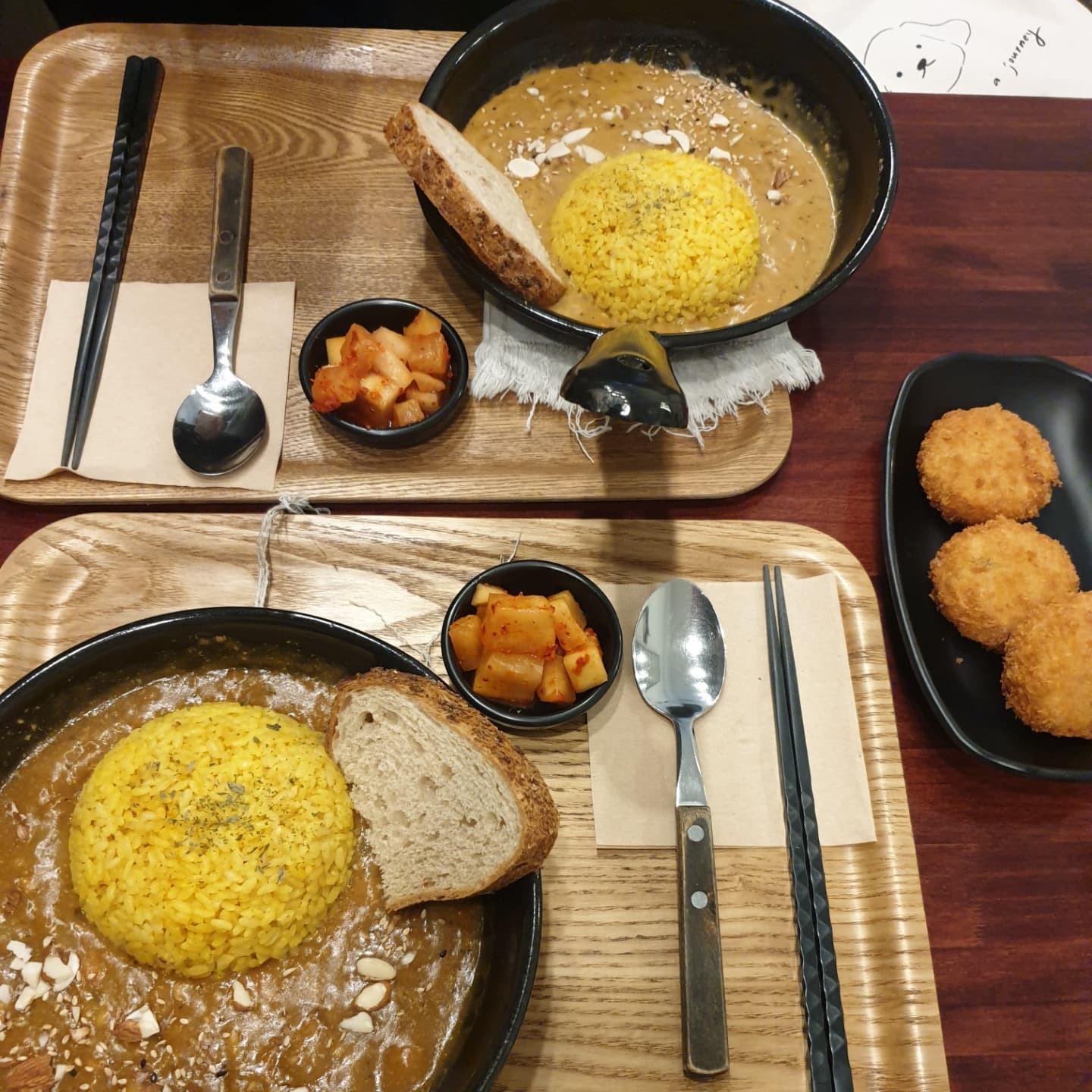 #부산맛집 #웬디카레 #내돈내산 

강황밥과 빵, 카레가 잘어울리고 맛있어요❤
고로케가 겉바속촉!!
내용물이 알차지만 느끼하지않아 좋았어용👍👍

🍀<위치>
2전포역 7번 출구에서372m

<영업시간>
매일 11:00~21:00
(일요일 휴무)

🍀총점
​
<웬디카레 서면점 >
3.6 (재방문의사 O)
​
맛 : 4 ★★★★
- 카레가 묽지않고 꾸떡한편.
강황밥과 빵이 카레와 부드럽게 잘어울림.
​카레속 고기와 아몬드가 씹는맛이 있음.
겉바속촉 고로케 왕맛👍👍 

매장:3 ★★★
- 총테이블 4개로 매우 작음.
 4인석 2개와 
2인석 2개로 이루어져있음.
​작지만, 알찬 배치

가격: 4 ★★★★
- 기본카레라이스 7000원
크림카레라이스 8000원
야채고로케 2500원
빵+밥+카레+깍두기로 구성되어있음.
한끼 든든함. 가격적절하다고 생각함

위치: 3★★★
- 2전포역 7번 출구에서372m
삼보게임랜드, 다이소 주변
​

서비스: 4★★★★
- 사장님께서 친절하심

#서면맛집 #서면핫플 #부산핫플 #서면카페 #서면이색맛집 #서면존맛 #카레 #카레라이스 #카레맛집 #부산카레 #부산카레맛집 #부산이색맛집 #부산데이트 #서면데이트 #서면가볼만한곳 #전포맛집 #전포동맛집 #진구맛집  #전포데이트 #부산외식 #서면밥집 #부산밥집 #내돈내산후기 #좋반 #맞팔환영 #좋반 #먹스타그램 #맛스타그램
