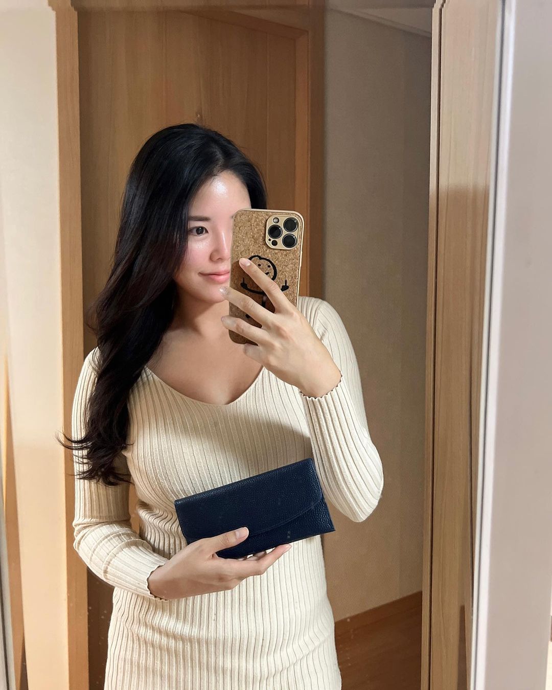 운동하는 영어선생님 안나초이🤙🏽 on Instagram: “#협찬 @suandvely @suvely1211 [수앤블리] 소가죽장지갑 🐮 포장을 정말 이쁘게 해주셔서 받자마자 그 정성에 기분이 좋아졌어요 💝