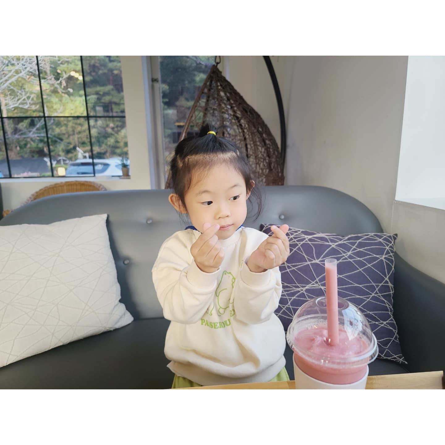 #오늘 #일상

나한테도 이런일도 생기네
이제는 주말마다 엄마랑 데이트도 해준다 😍
6년동안 독박육아를 한 보람이 있다

엄마가 우울해보이면 애교로 녹여준다
엄마가 힘들어보이면 안마도 해준다
엄마가 웃는 모습이 세상에서 제일 이쁘다고 말도 해준다
엄마가 세상에서 제일 이쁜사람이라고 기분좋게 만들어준다
가끔은 아빠 뒷담화도 같이 해준다
그래도 아빠가 퇴근해서 오면 알랑방구뀐다
그 모습 마저 너무 사랑스럽다

내 뱃속에서 나온지가 언제인지..언제 시간들이 다 흘러가버린건지..

이젠 엄마 사진도 알아서 척척 찍어준다
음식점이나 카페 등 이쁜것만 보면
"엄마 사진 찍어야지" 하며 챙겨준다

장래희망은 화가라며 알아볼 수 없는 그림(?)들을 막 그리더니
이제는 유튜브를 보며 제법 그림도 잘 따라그린다
항상 정지시키고 그림을 그리더니
이제는 움직이는 영상을 보면서도 그릴 정도의 실력이 되어버렸다 👍

엄마는 일안하고 매일 매일 옆에 있어야 한다고 말한다
엄마가 힘드니까 일을 안했으면 좋겠다고 한다
나중에 커서 돈 많이 벌어서 엄마 일 안하게 해준단다ㅋㅋ

#말이쁘게하는아이 #마음이예쁜아이
#왠지뭉클한마음 
#6살 #딸