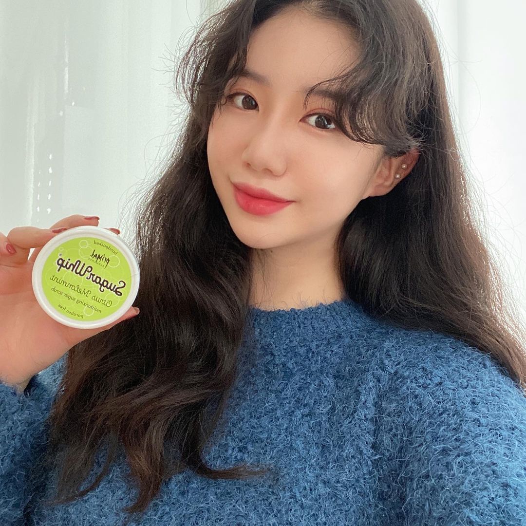 한량 유정 on Instagram: “#협찬 여태 사용했던 바디스크럽들은 입자가 되게 커서 세게 문지르면 아팠었는데 프라이멀엘리먼츠에서 나온 바디스크럽은 진짜 생크림처럼 부드러워요 ! 부드럽