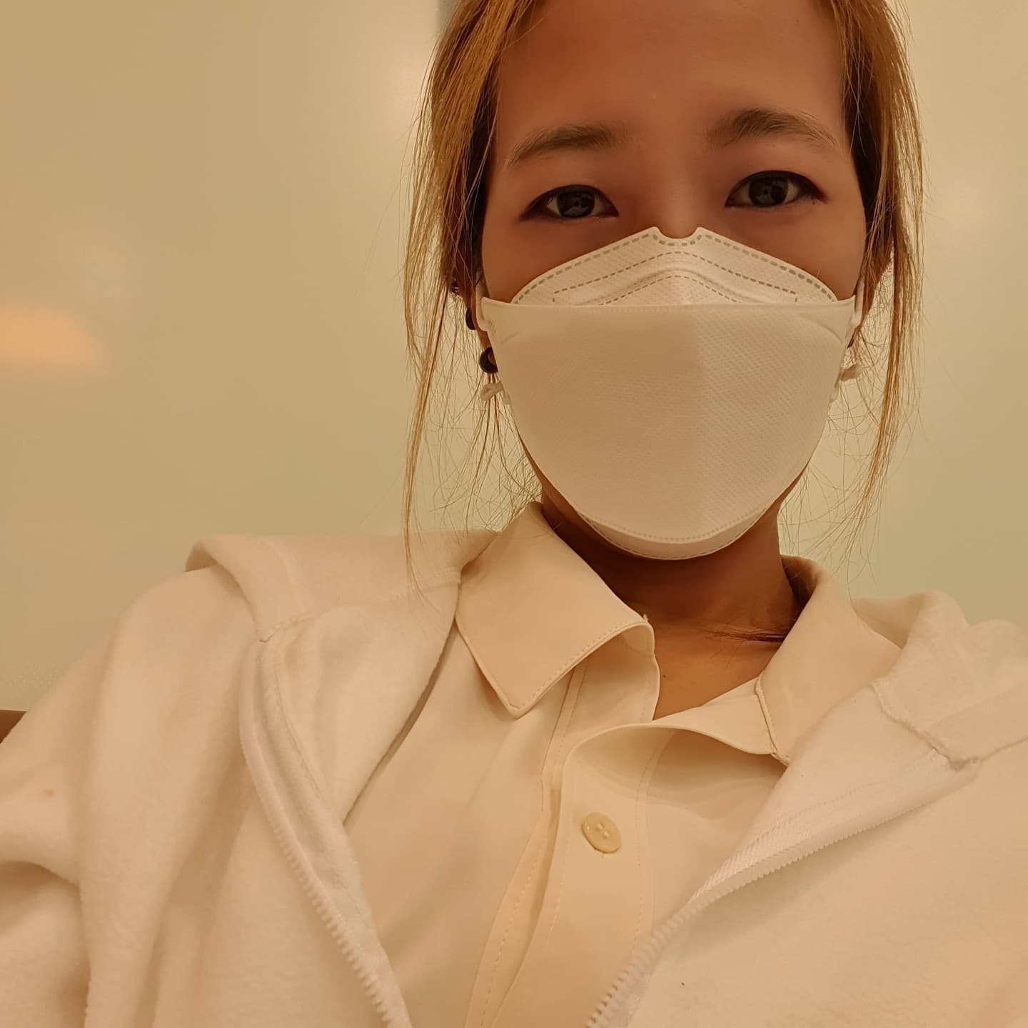☆
조명과 화장 없이는 
절대 사진 찍을수 없는 나이...ㅠㅠ
그리고 또 하나! #마스크 ㅋㅋ
#화장빨 #조명빨
조명이 열일했네..