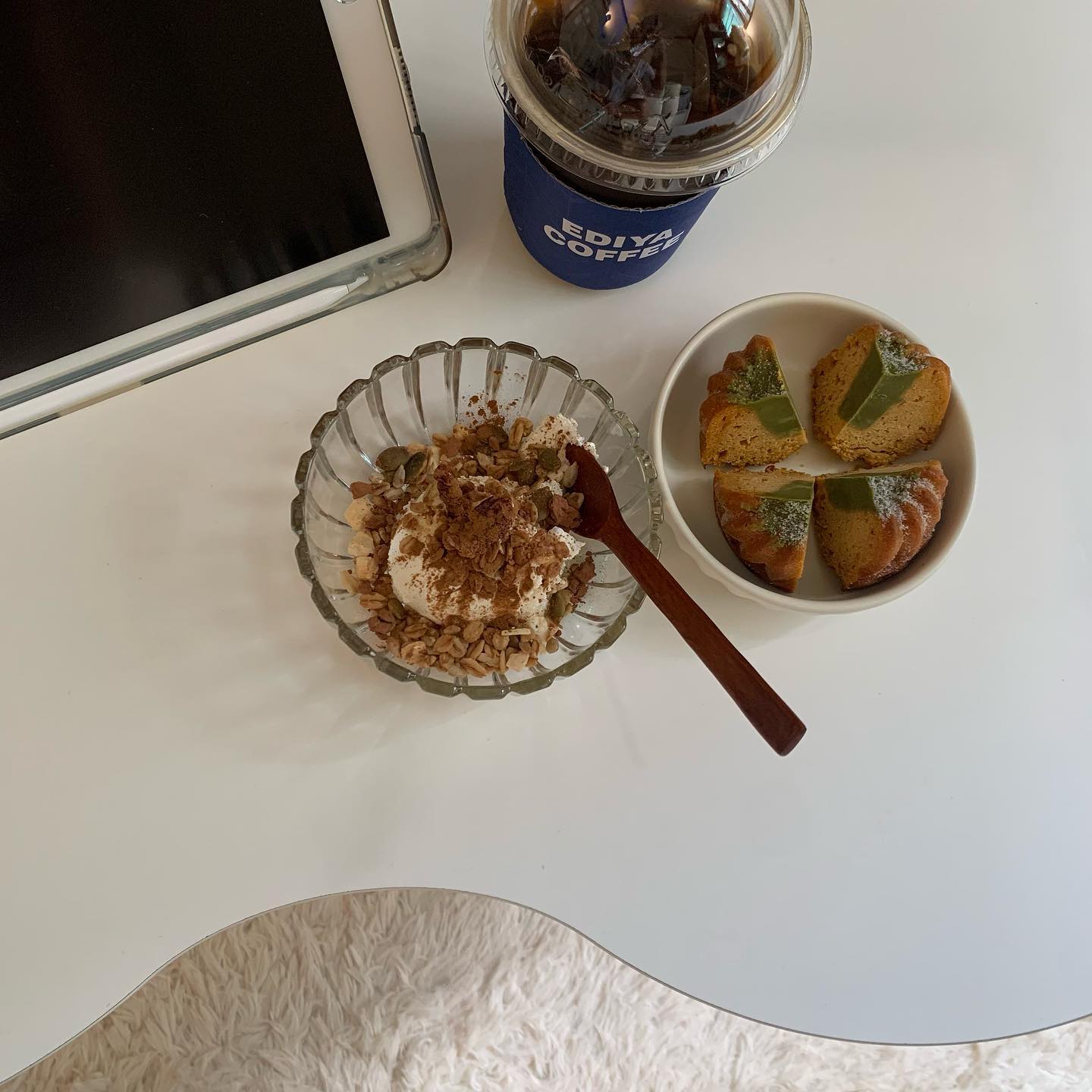 드디어 영접한 단호박 찹싸루니🤍💛
맨날 렌지돌려먹다가 간만에 얼먹하니까 대존맛,, 쫀득하구 꾸덕하구,, 단호박 풍미까지 사랑스러워버려요ㅠㅜㅜㅜ💓
-
토요일 아침에 일찍 눈이 떠져서 일주일동안 먹을 당근라페 저장하구, 그릭데이 오픈시간에 맞춰서 대용량 그릭요거트 사와서 점심 깔꼼하게 먹으니 넘모 행복쓰💗💗 앗 그리구 아아는 오늘까지 쿠팡잇츠에서 이디야 3,200원 쿠폰을 주더라구용~!! 그릭 사오는 길에 생각나서 이디야 아아까지 겟~!~!! 덕분에 아아+그릭+망넛이네+주말 완벽한 조합 완성해쬬🤍🤍 요즘 너무 정신 없어서 피드를 못올렸는데 갤러리에 음식 사진들이 넘모 예뻐서 슬슬 다시 시작할 예정ㅎ 열심히 해먹은 집밥들 찬찬히 올려볼게효❤️‍🔥
-
-
-
• 그릭요거트: greek_day 
• 그래놀라: knola_official 
• 찹싸루니: mangnut2