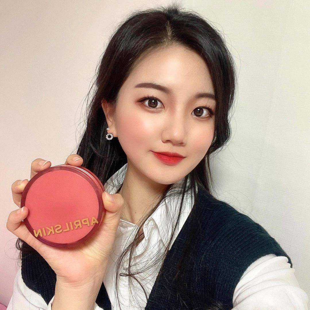 주 현 on Instagram: “#협찬 💓에이프릴스킨_히어로 쿠션💓 커버력이 진짜 너무 좋고 수분감도 있어 겨울에 사용하기 너무 좋은 쿠션이에여☺️ 밀착력도 좋아 피부에 촵 감기는 느낌!