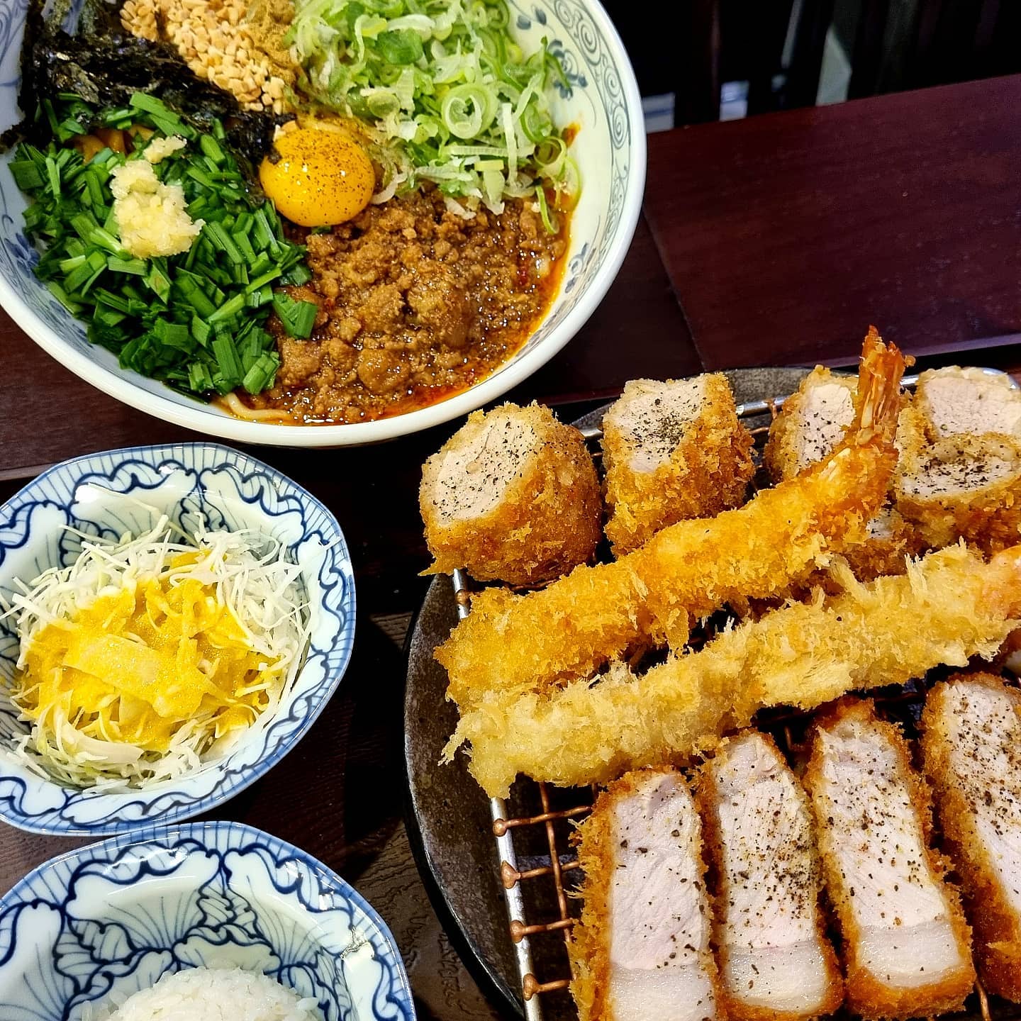 판교 부타이🥩🥣

마제소바 맛집 다녀왔어요! 3일간 소스를 숙성하여 만들었다고 해요  마제소바를 먹고 남은 소스에 밥을 비벼먹었는걸 추천합니다💗

안심과 등심 새우튀김까지 같이 있는 모듬카츠를 주문했어용 전체적으로 튀김이 아쉬웠지만 고기가 두꺼워서 좋았어요😊

#부타이 #부타이3막 #판교맛집 #아나고덮밥  #판교직장인맛집 #마제소바 #돈카츠 #연말모임 #판교현대백화점 #판교현대백화점맛집 #먹스타그램 #먹스타맞팔