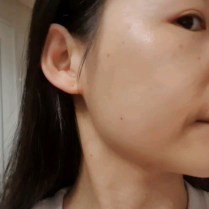 부끄럽지만 사진은 다 쌩얼로다가 올려봄.
.
수분부족형에다 피부장벽 무너짐 직전 조짐들이 보이기 시작하여 
스킨 부스터를 긴급 처방해보기로 했다
.
피부에 수분과 영양을 피부 깊숙히 넣어주고 광채, 결, 톤이 좋아지는 효과가 있었다
무엇보다 화장이 더욱더 잘 먹는것 같기에 화장대앞에서 좀 더 기분이 좋타ㅎ
.
한번에 끝내기 보다 횟수를 더 할수록 효과가 좋은데
홍대 리엔장은 정품을 쓰고 가격이 매력적임.
.
#홍대리엔장 #프리미엄스킨부스터엘레베스 #엘레베스스킨부스터 #피부자신감엘레베스 #수분부족 #피부장벽강화 #피부관리 #엘레베스 #스킨부스터 #스킨부스터추천 #스킨부스터주사 #mts #피부영양주사