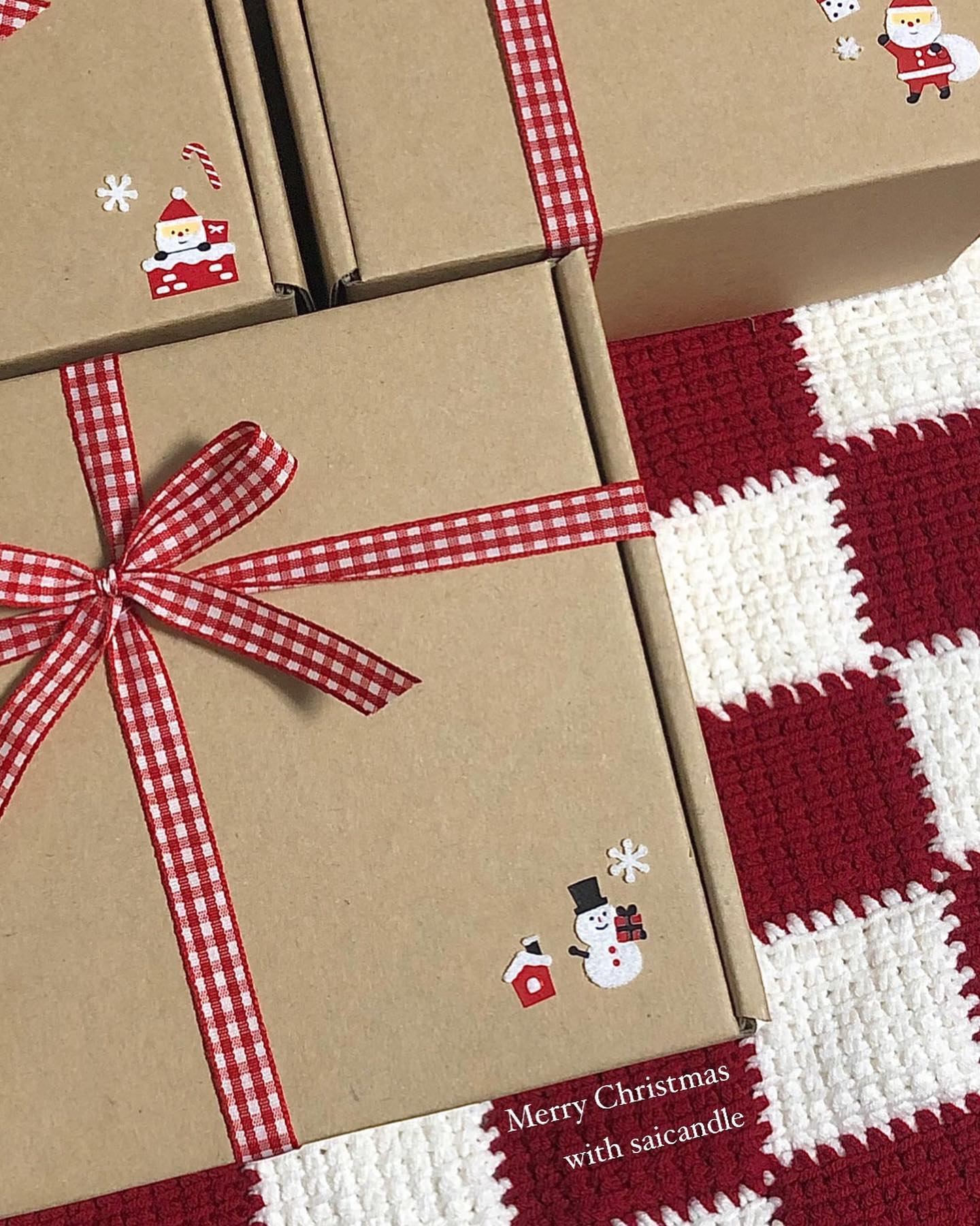 merry christmas🎅🏻☃️루돌프캔들 박스에 스티커는 조금씩 바뀝니다:) 이번에는 눈사람과 산타할아버지가 깜짝 인사하는 스티커로 했어요 ㅎ 보자마자 겟했습니다!! 여러분께 드리고 싶어서요😉ㅎㅎ너무 귀엽지 않나요??ㅎㅎ🎅🏻 

🙋🏻‍♀️선물하는 마음 따뜻하게 전달하고 계신가요?? 
네이버리뷰에 사진 너무 잘 찍어서 남겨주시는지.. 
다들 금손이신듯 합니다📸  선물도 하시고 크리스마스 존 
꾸미시는 분들은 예쁘게 디피 하시는데ㅎㅎ 
사이캔들과 함께 꾸며주셔서 너무 감사합니다 ♥️

🤦🏻‍♀️너무 바빠서..11월 베스트 리뷰 3분께 연락도 못드리고 아직 캔들 보내드리지 못했어요 ㅠ 너무 죄송합니다ㅠ 12월 베스트 리뷰 분들과 함께 새해 선물처럼 보내드리겠습니다🎁

🏆12월 베스트 리뷰 이벤트🏆
구매 하신 후 > 구매확정 눌러주세요
그리고 소중한 포토리뷰를 남겨주시면 됩니다🥳

🥇베스트 리뷰 3분께는 
심신 안정에 좋은 소이캔들 선물로 보내드려요~감사합니다💝

#사이캔들 #루돌프캔들 #크리스마스캔들 #크리스마스선물 #연말파티선물 #홈파티용품 #파티캔들