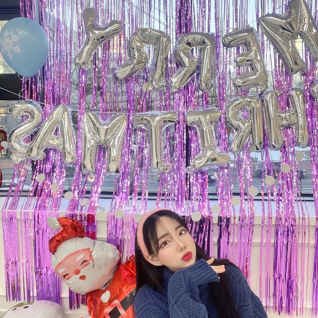 갱 on Instagram: “미리메리🎄🔮🎅🏻 스튜디오 대여해서 컨셉사진 제대로••❄️ 넘넘 예쁘게 꾸며져 있었던 스튜디오 현🥂 공간도 넓고 환한 조명✔️이 제대로 얼굴 뽀샤시 하게 만들