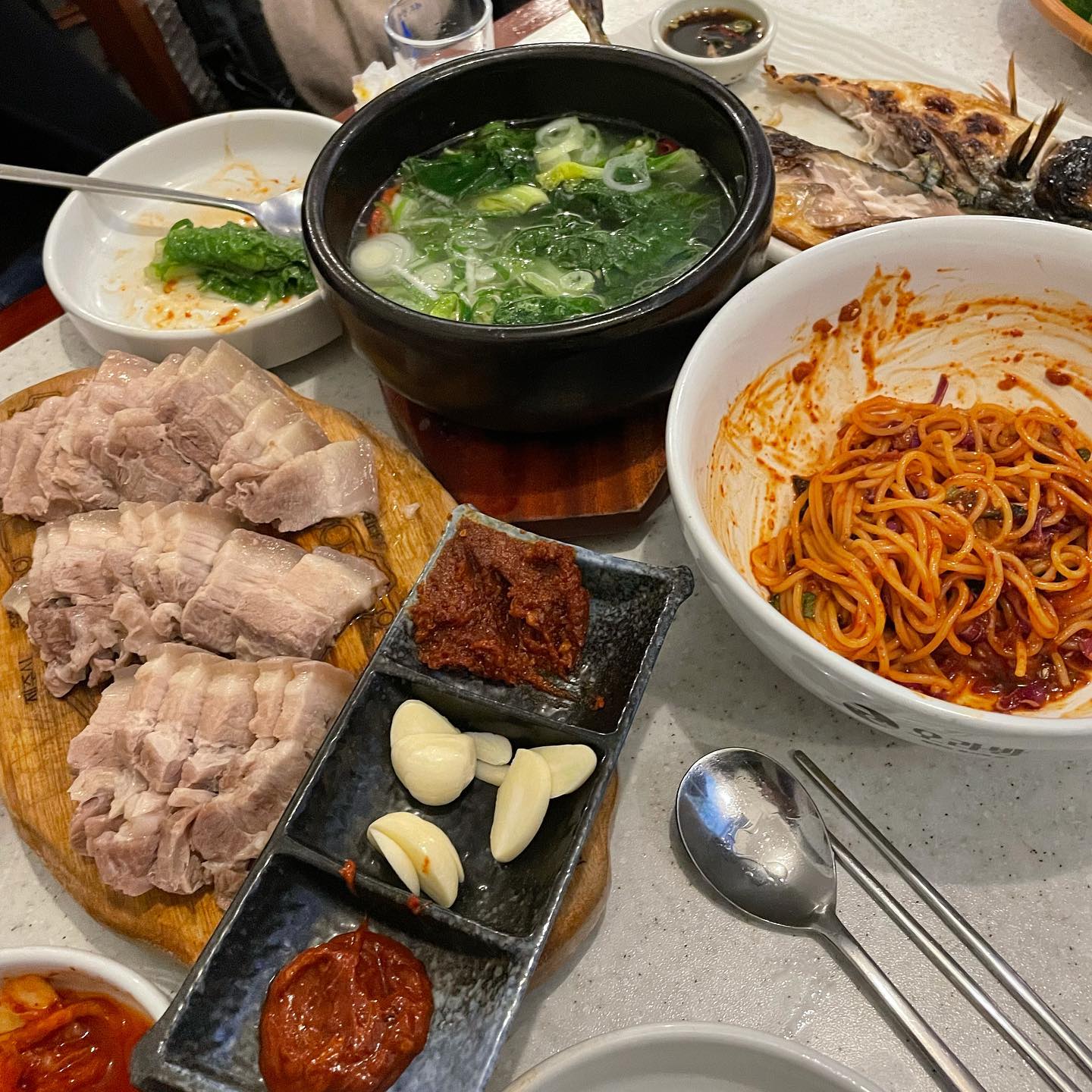 술이 술술 들어가는 제쥬오라방방💙 주기적으로 가조야지 
.
.
.
#신사 #가로수길 #제주오라방 #오라방 #돔베고기 #비빔국수 #몸국 #고등어구이 #니모메 #먹스타그램 #먹기록