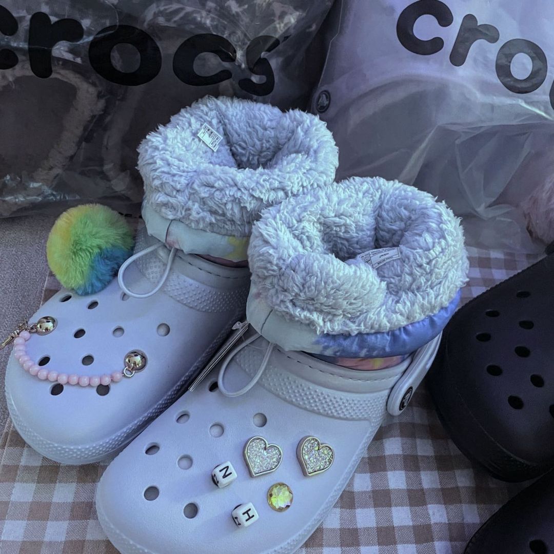 하뜨하뚜하트요정ʚ♥ɞ on Instagram: “🧦☃️ . . 귀여워주굼 이정도면나크록스에서 하나줘야하는거아니냐구ㅠㅠ 엄빠꺼사면서또사써어어어어 지비츠도짜증나서다시샀네에 ㅋㅋㅋㅋㅋㅋ