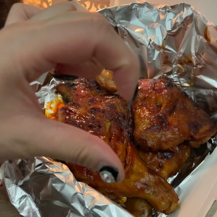 하뜨하뚜하트요정ʚ♥ɞ on Instagram: “#제품협찬🙆🏻‍♀️💕🍗 . . 🎀얌얌얌비비큐자메리카통다리먹어봤다요🎀 🎀매콤하고단짠단짠맥주안주로딱인듯☺️🎀 🍗🍗🍗홈파티용으로