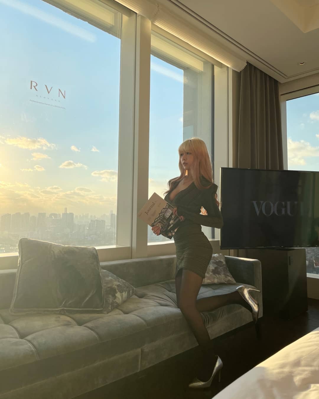 #유림메이크업앤헤어 urim_____official

RVN 🍸

패션브랜드 행사에 맞게 도시적이고 , 세련된 헤어스타일링과 메이크업😍
💇‍♀️ Hair : urim_lxx.__.s  #이슬부원장님
👄 Make up : urim_yesju #예주부원장님
#블론드헤어컬러
#금발메이크업
#style
#silvernails 
#silvershoes
#silverjewelry