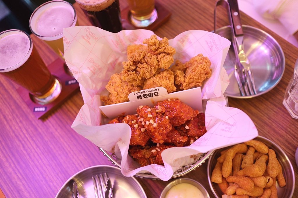 .
치킨 맛집 낭만치맥..🍗
치킨을 떡볶이 국물이 코옥 찍어 한입!
한번 먹어보면 또 가고싶은곳❤️
------------------
자세한 후기는
프로필 하단 링크 블로그로!👐

#일산맛집 #일산술집 #킨텍스맛집 #킨텍스술집 #낭만치맥 #낮술 #치맥 #먹스타그램