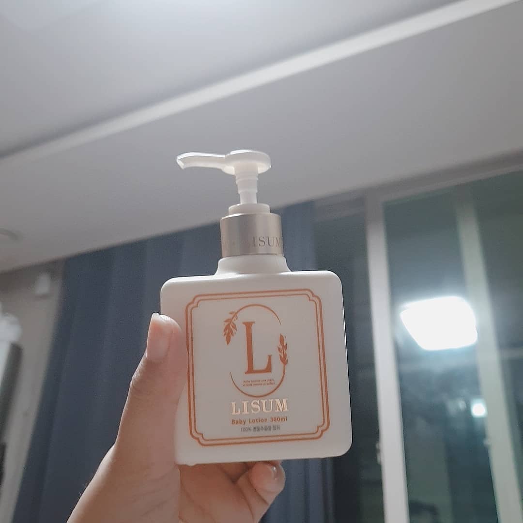 유미 on Instagram: “#첫줄 #후기 #후기쓰기 저녁 목욕 후 항상 자기손에 먼저 자달라고 난리난리치는 첫째딸 아빠가만든 로션 리숨로션 요즘처럼 건조한 날씨에 보슴력 빵빵하게 채워줄수 있