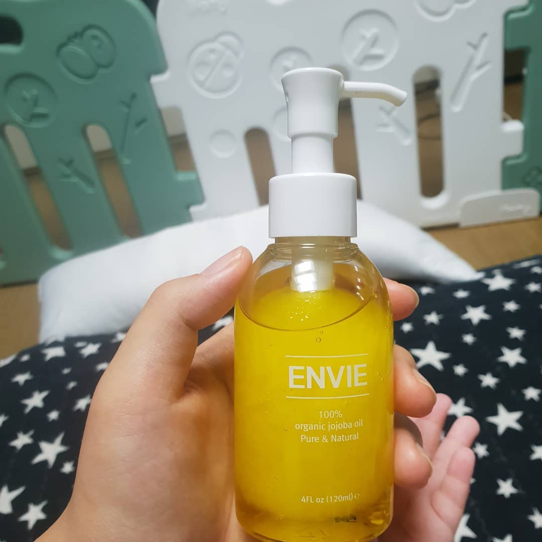 유미 on Instagram: “좋은 기회로 체험할수 잇게된 #호호바오일 겨울철 피부가 건조해진 채리니한테 딱 맞는 제품 오일제품은 처음이용해보기도하고 평소 오일은 미끄럽기만 할거라는 선입견