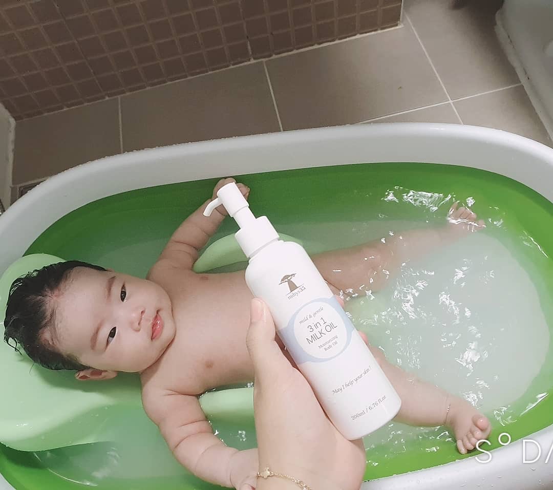 유미 on Instagram: “여름이라도 보습은 안해줄수가 없구 에어컨 바람때문에 내피부마저 건조해지는 요즘 , 두자매 보습을 어떻게 해줘야할까하다가 알게된 #마하이스35 #3in1밀크오일 물에 적