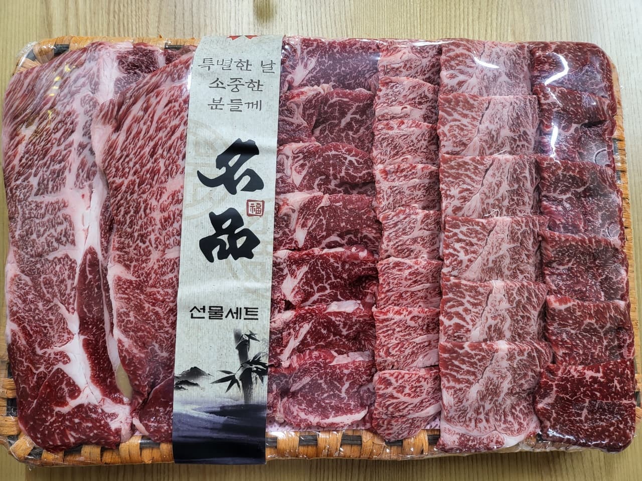 .
남편이 모임을 못가니 회비가 넘쳐 
연말선물로 한우가 뙇🥩

#왠일로너희머리에서
#이런좋은생각이

출근했는데 이런사진을 보내오니
빨리 퇴근하고 싶다......😭

#연말선물 #오늘저녁은한우겠지 #퇴근하고싶다 #일상기록