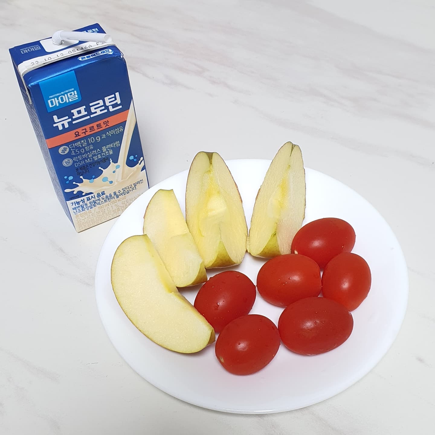#광고 집에만있다보니 아침부터 가득먹으면 부담스러워서 간단히 먹고있는데 요즘 사과, 방울토마토랑 #대상웰라이프 #마이밀 마셔주니까 딱이더라구요💕 요구르트맛이래서 궁금했는데 요구르트의 부드러운버전?! 상큼하니 너무 맛나요ㅋㅋ #단백질쉐이크 이렇게 맛있어도 되나요?ㅎㅎ 2-3팩은 마실 수 있을 것 같아요🙈

#마이밀뉴프로틴요구르트 는 식이섬유 4.5g, 단백질 20g이 들어있는 고단백 #단백질음료 라 과일, 채소 챙겨먹기 힘든 현대인에게 굿굿! 국내 특허, 100% 국내제조된 포스트바이오틱스, 프락토올리고당, 필수 아미노산 BCAA 3종이 함유되어 화장실 걱정도 노노*.*~~ 변비로 고생하는 분들 추천해요ㅎㅎ 간단한 운동도 조금씩 해보고있는데 운동 후에 마셔주면 포만감이👍👍#식사대용 으로도 든든하고 팩으로 되어있어서 휴대하기도 괜찮더라구요:)

#이시영단백질	#다이어트 #식이섬유 #한끼대용 #프로틴음료 #프로틴 #단백질