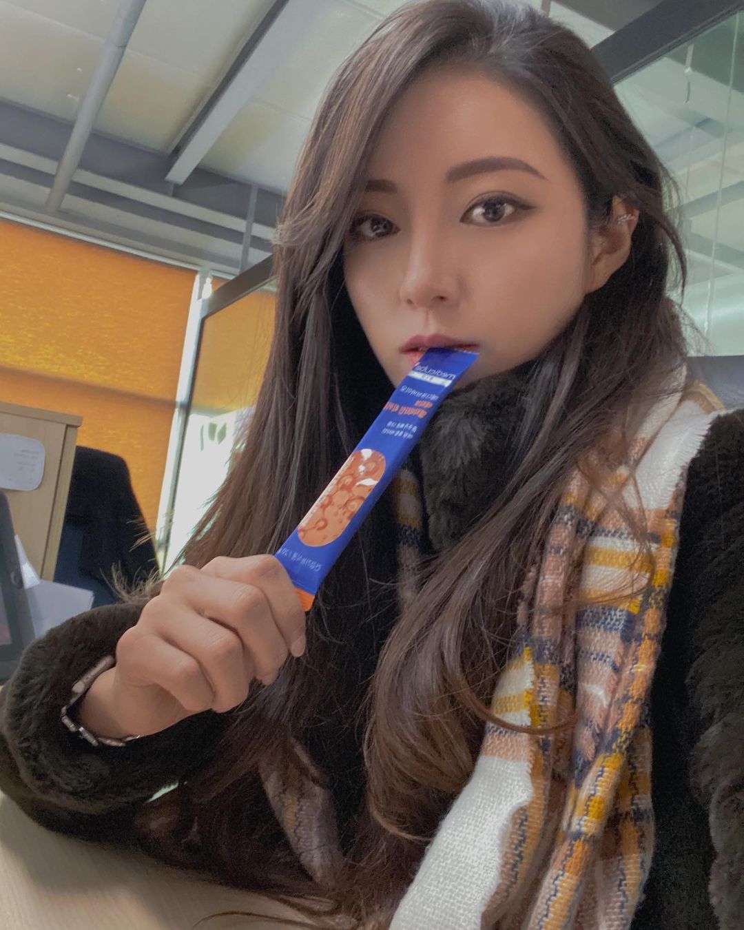 🦄Yoon on Instagram: “직장생활로 자도자도 피곤한데 흡수가 빠른 액상비타민이라고 해서 점심시간 이후에 2시에 한포씩 먹었더니 확실히 덜피곤하다 😯12종 멀티비타민이여서 이거 하나면