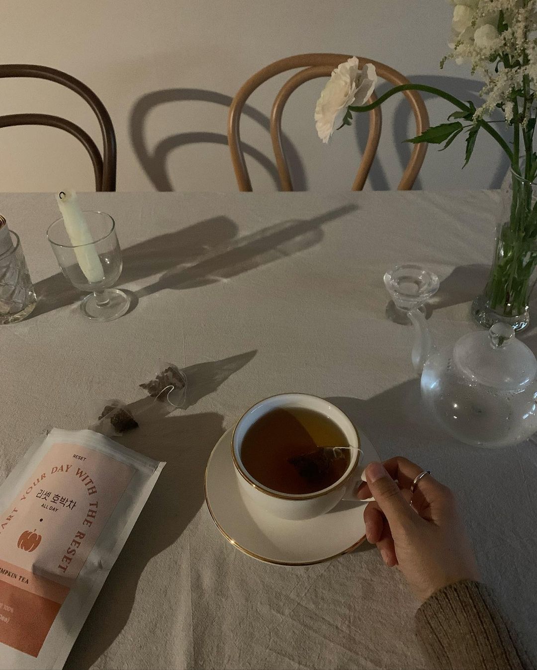 Soyeon Lim on Instagram: “#광고 요며칠 카페인,나트륨 과다섭취 +바쁜 일정으로 자고 일어나면 퉁퉁 부은 얼굴때문에 스트레스였는데. 리셋호박차를 알게되서 틈틈이 마시며 붓기 빼는중. 워낙