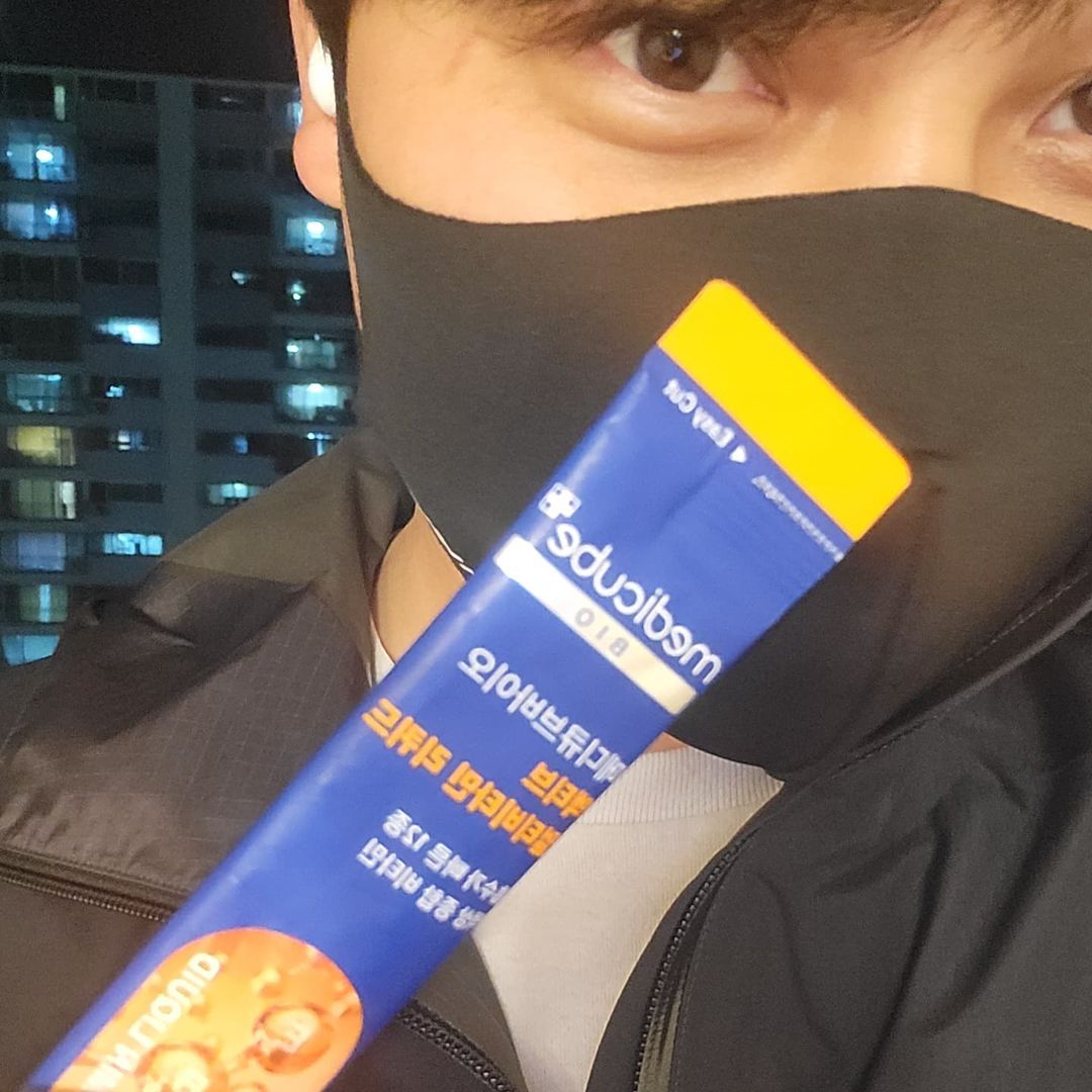 오인영 on Instagram: “멀티비타민리퀴드 주말마다 백패킹, 등산 가끔 몸이 힘들어 하기도 한다... 그럴 땐 출근해서 요놈 오늘은 낮에 못 먹었으니까 런닝전에 하나! 액상이라 흡수도 빠르고,