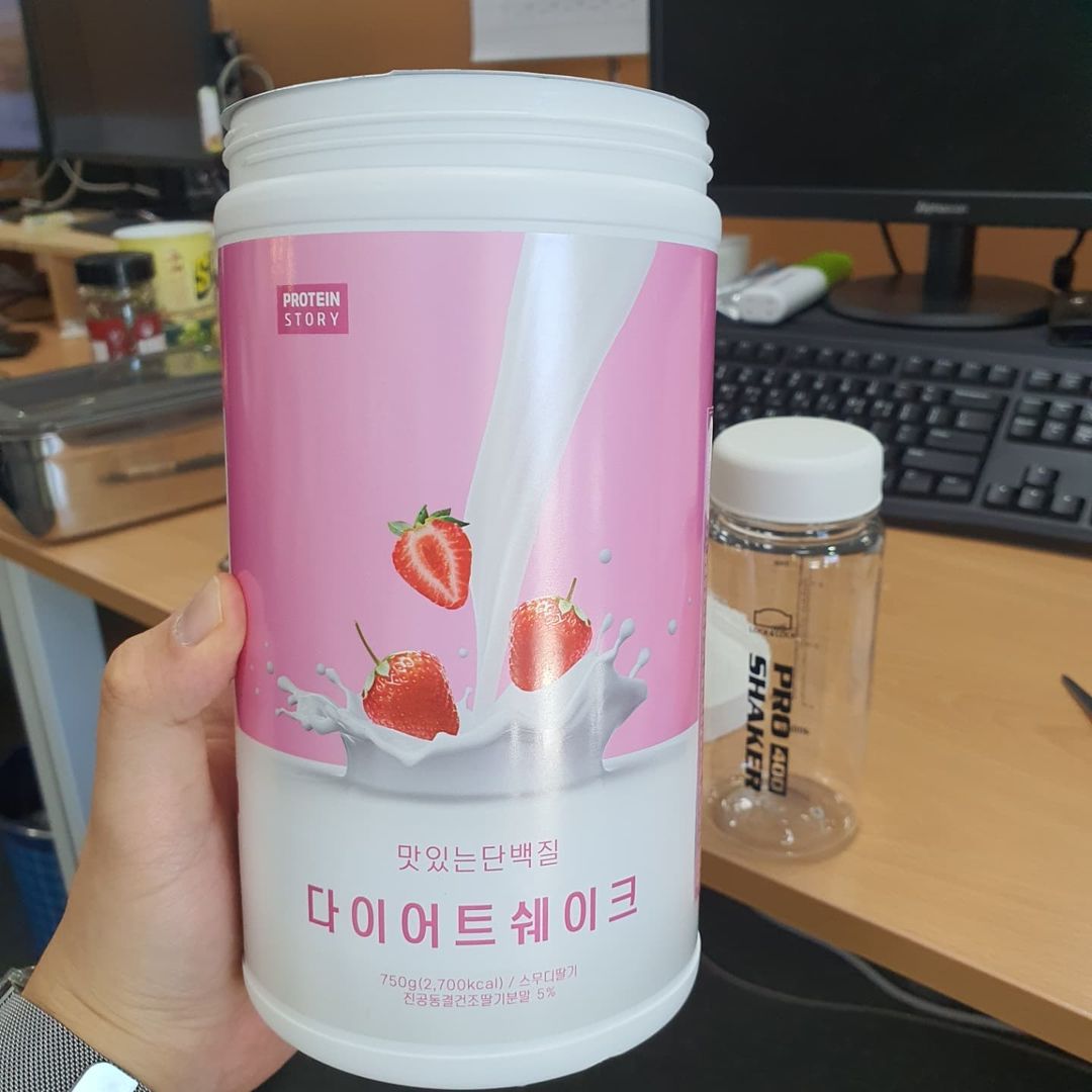 성우 on Instagram: “#협찬 운동을 하니 다이어트 제품이 눈에 보이기 시작했습니다😁 그중 다이어트 쉐이크가 제 눈에 들어왔...ㅎㅎ 제가 제공받은 제품을 소개합니다!! 식사 대용으로 우유