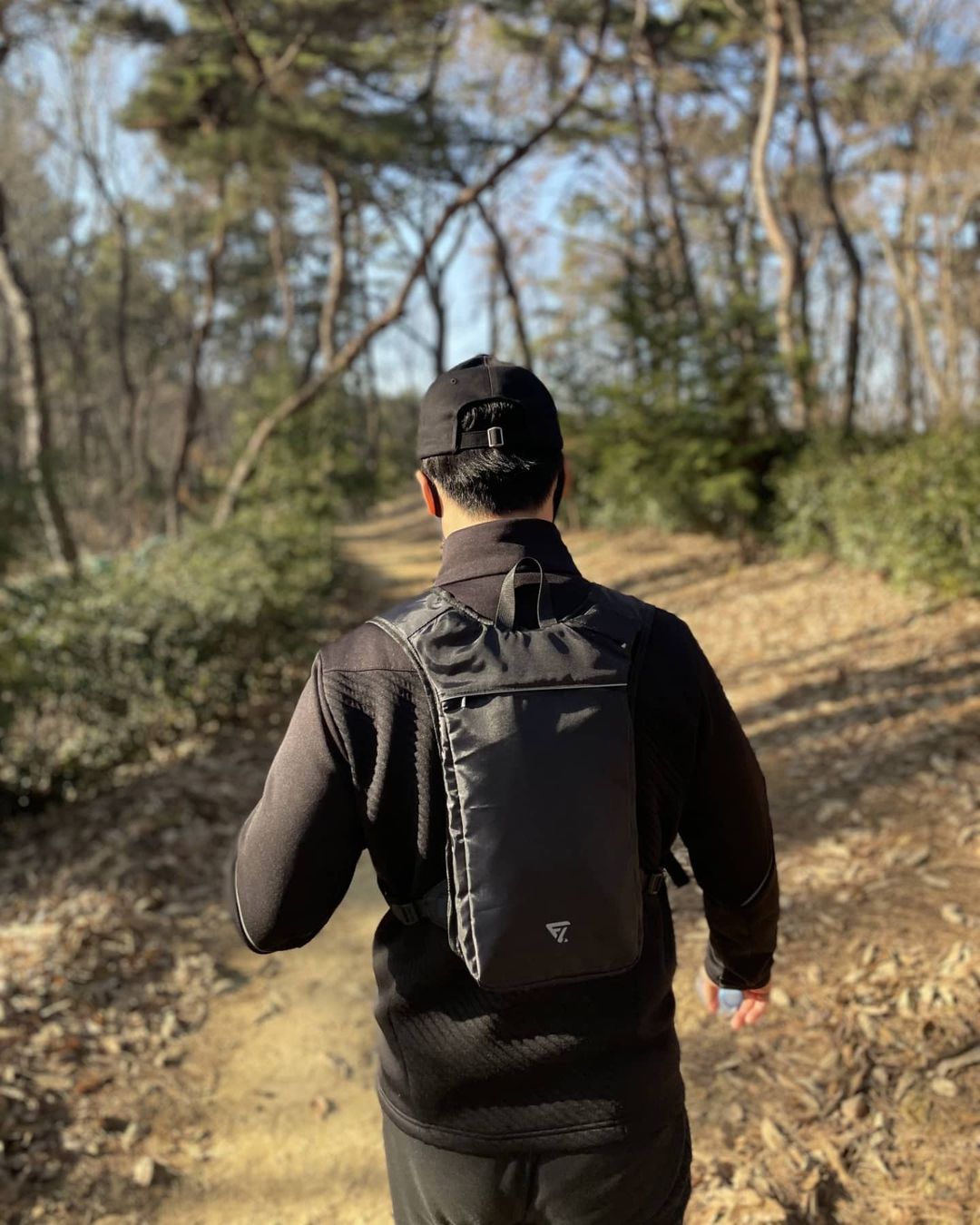 🦀퇴사 후 산으로 간 꾸야🦀 on Instagram: “#협찬 #솔직후기 1주일에 한번씩 등산을 하는 요즘 무거운 등산 가방을 메고 등산을 하기 힘들었는데 때마침 어반에이전트 스포츠 백팩을 알게되