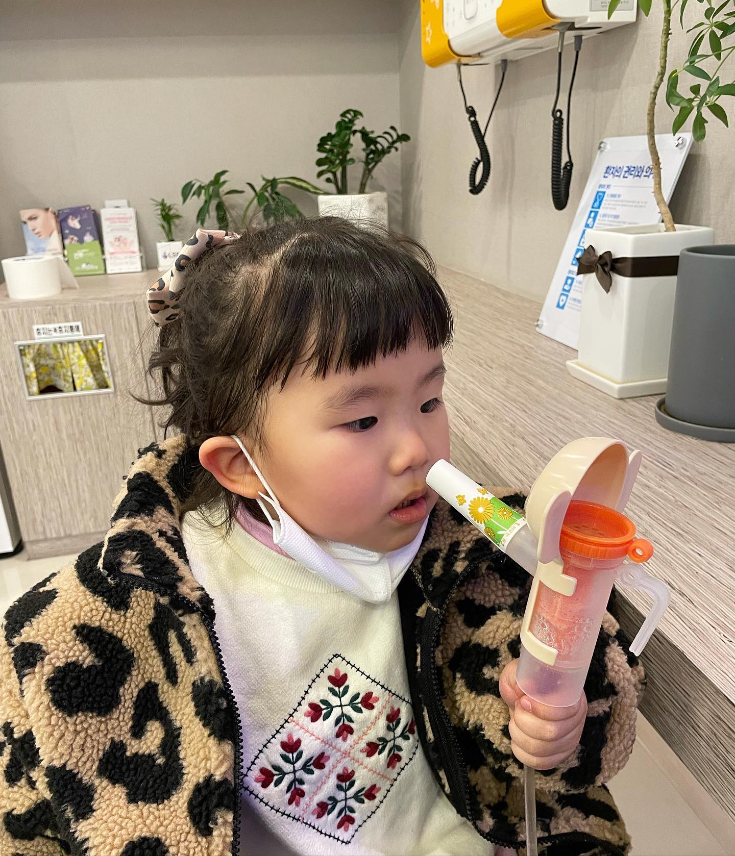 6살 언니 됬다고 혼자서 척척 
병원도 하나도 안무섭다며 
혼자하는거 찍으라네 👀
하루하루 크고 있는 내아기 
#병원
#콧물감기
#sara의하루