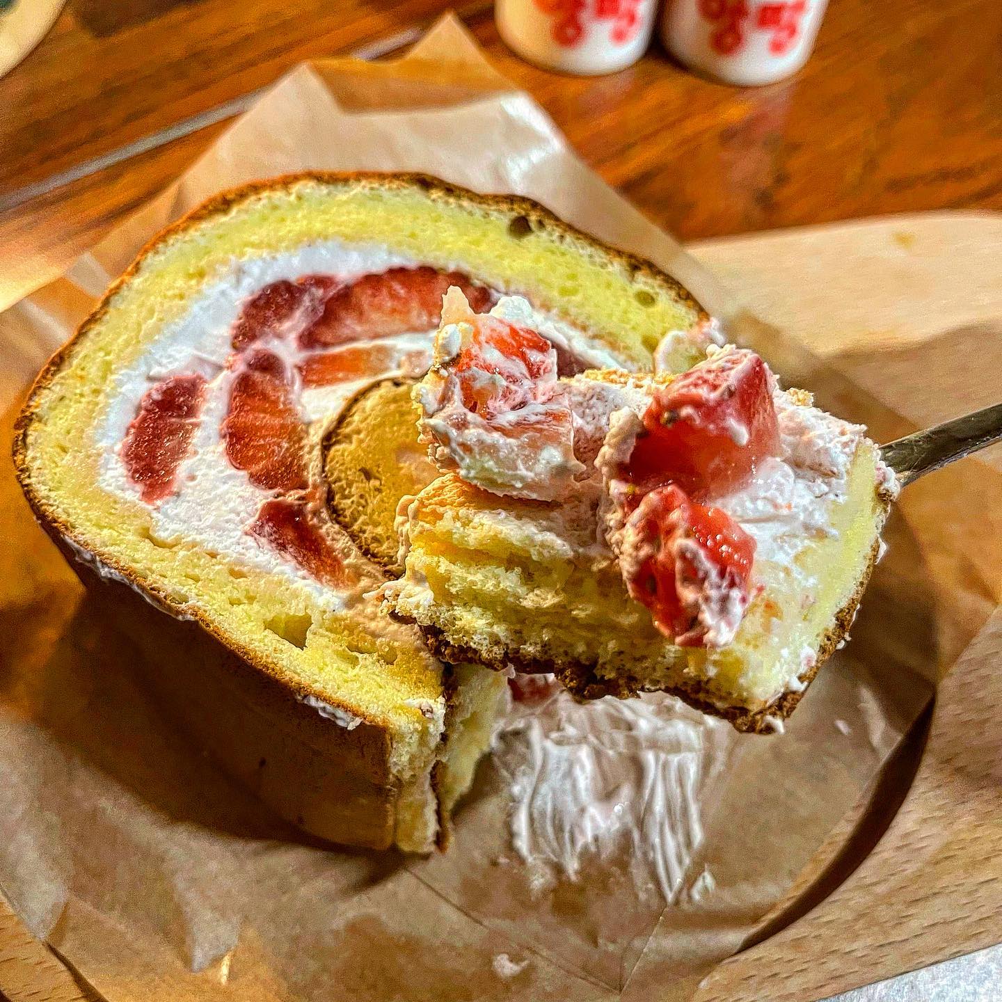 📌 #금천구맛집 - #유니콘베이크샵 

💘 일찍 일어난 새가 유니콘 빵을 많이 먹을 수 있다. 🐥😋🥐🍞🥨🥖💛

동네에서 아는 사람은 다 아는 빵맛집으로 유명한 집이예요! 주말에 인당 2개, 한정수량 판매하는 #딸기롤 사려고 토욜 아침부터 부지런 떨었네요 ㅎㅎ 결론은 구매 성공🎉

유니콘 베이크샵은 11시 오픈인데 오픈 시간 맞춰갔더니 많이들 줄 서 계시더라고요😅 20분 정도 기다리니 살 수 있었어요! 

딸기롤은 대만카스테라 같이 달걀의 담백한 맛이 나는 폭신시트에 마냥 달지 않은 생크림 그리고 대박 달다구리한 딸기!!!🍓가 콕콕 박혀있어요b 딸기 상태가 매우 최상급이라 다 먹고 나서도 입안에서 향긋함이 맴도네요😍 (아, 혹시나해서.. 딸기롤은 절대 앙팡이랑 같이 먹지 마세요 ❌ㅋㅋㅋ)

빼빼로 같이 생긴 #솔티드초코 는 지지지난번 방문 때 처음 먹어본 뒤 그 뒤로 계속해서 데려오고 있는 아이예요. 단짠단짠 최고❤️ 우유랑 먹으면 행복해져요.. 🥛

할라피뇨소세지도 뽀득소세지로 매콤짭짤 한 끼 식사로 딱 이예요!! 

그 외에도 헝그리가 좋아하는 유니콘 빵은 담백 짭잘한게 계속 들어가는 #소금빵 꾸덕한 말차에 화이트 초코가 콕콕 박혀있는 #말차스콘 바질의 맛을 알게해준 #바질치아바타 버터 아끼지 않고 듬뿍 넣어주는 #프레첼 요새는 안보이는 크림 터질듯 넣어줬던 #스노우크림빵 💖

이 집 사장님이 빵에 대한 애정과 학구열이 넘치시고 그 애정에 비례하여 빵 맛이 훌륭한 집이예요❤️ 사장님 제발 영원히 금천구에 남아주세요...🙏🏻🙏🏻

💸 딸기롤 6,500원 
  소세지페스츄리 3,000원
  솔티드초코 2,300원
 
🔥5/5. 

#헝그리_빵 #헝그리_맛집 #헝그리_금천