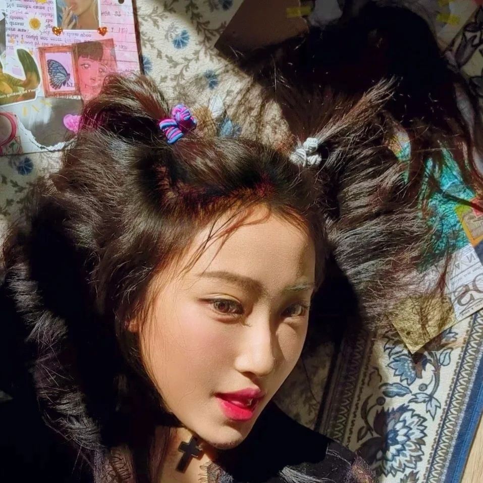 성현주 on Instagram: “이런거 내꺼. 이런거 내취향. . . . #셀카 #셀스타그램 #flf #광합성 #lovely #돌리타이 #머리끈 #협찬”