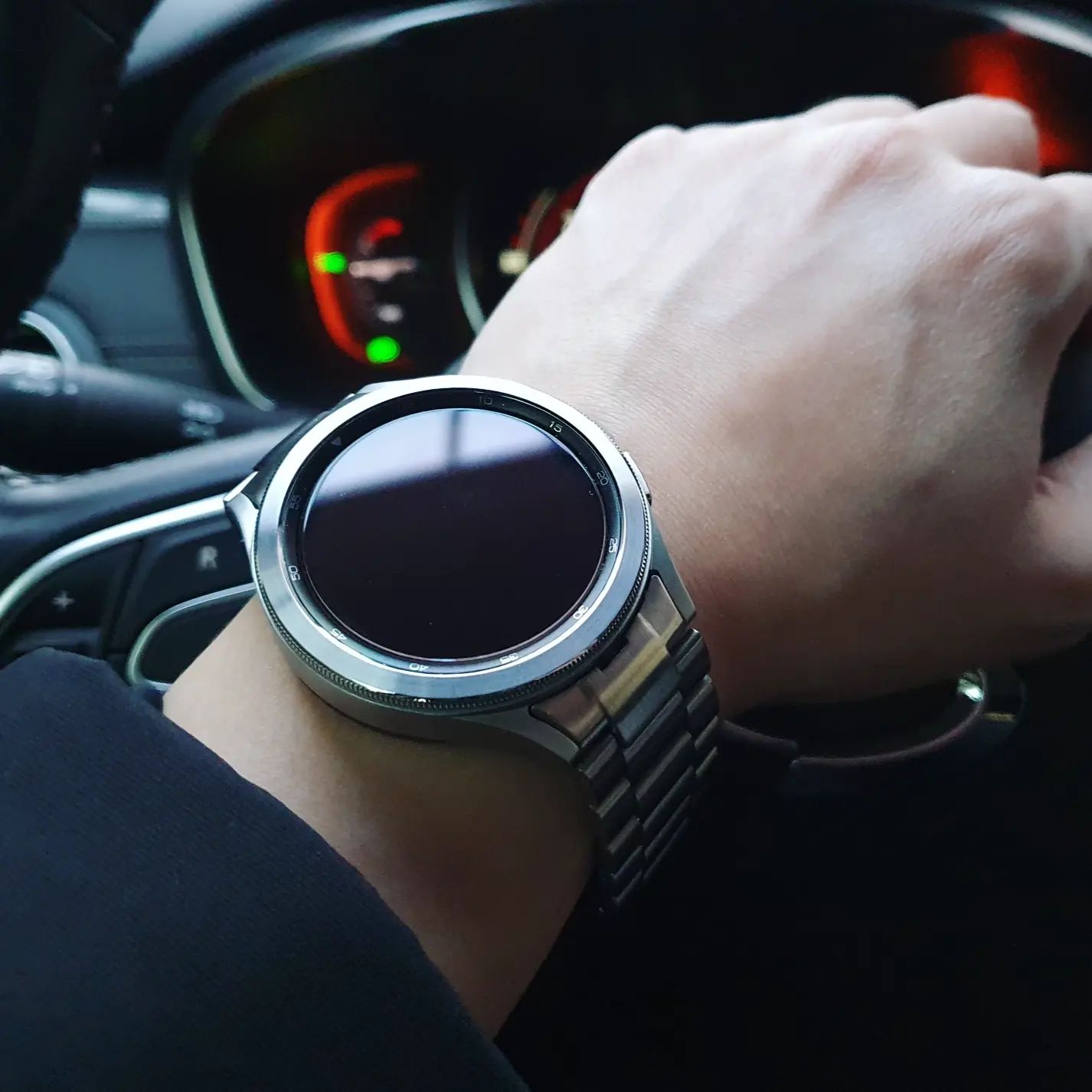 갤럭시워치4  클래식 46mm 실버🥰
블랙&실버 컬렉션✌

블랙이 좋아서 사전예약으로 구매하고 몇개월 사용했는데 항상 실버케이스를 사용하고 실버에 맞는 스트랩만 구매하는 나를 발견.

요번 기회에 실버로 갈아탔어요😍

기본은 블랙이 예쁘지만 악세꾸미기엔 역시 실버가 최고인듯 합니다 :)

조만간 예쁘게 꾸며서 인증올릴게여!!

요번주말엔 워치페이스 꾸미다 끝날듯😁😁
.
.
.
#갤럭시워치4 #갤럭시워치4클래식 #갤럭시워치46mm #갤럭시워치추천 #갤럭시워치4추천 #스마트워치 #스마트워치추천 #운동하는남자 #헬린이 #홈트 #홈트족 #리뷰 #디엠할사람 #디엠환영 #협찬디엠 #협찬환영 #협찬문의
