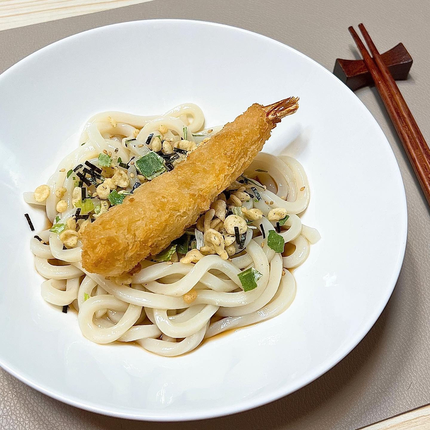 ⠀
촉촉탱탱한 냉우동에 바삭한 새우튀김🍤
소스에 샥- 비벼먹는 냉우동은 처음인데
맛은 물론 간단하게 한 끼로도 안성맞춤·ᴗ·
