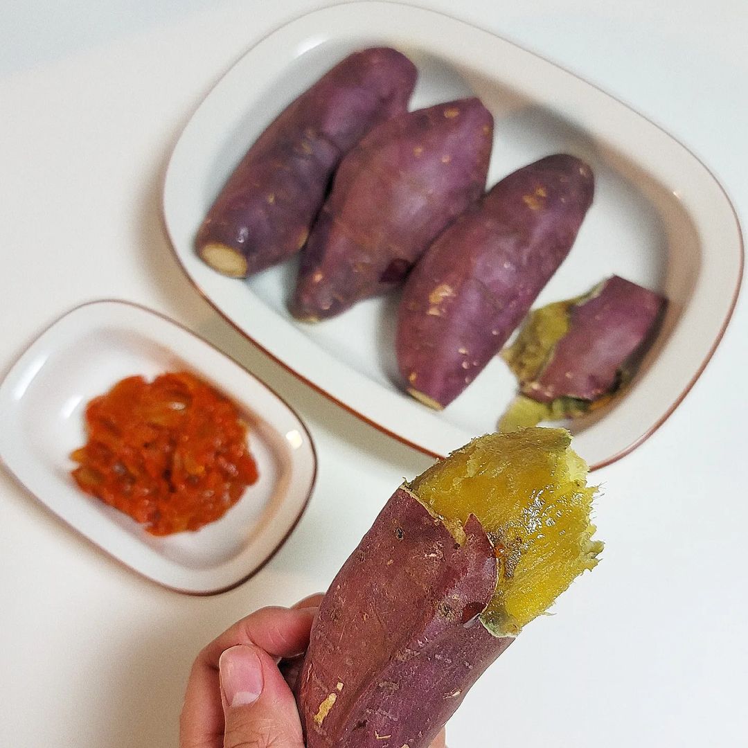 @mjvely on Instagram: “내가 좋아하는 호밤고구마, 꿀흐르는거봐🍠🍯 고구마 진짜 사랑하눈데 항상 대량으로 판매해서 오빠랑 둘이 먹기 좀 부담스러웠거든요😬 빨리 썩어버려서 다 버릴 때