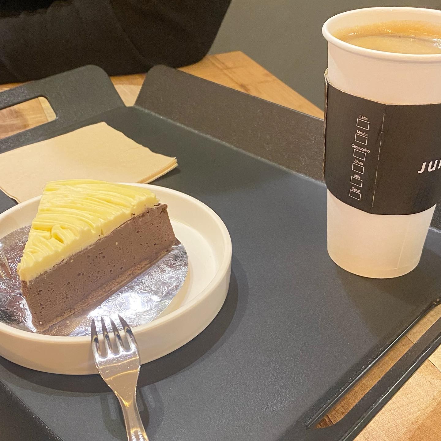 골프화신으러 연습장
그리고 맛있는 밥먹고 커피 ☕️

#골프얘기 #골프장에서축구한얘기
#블라블라