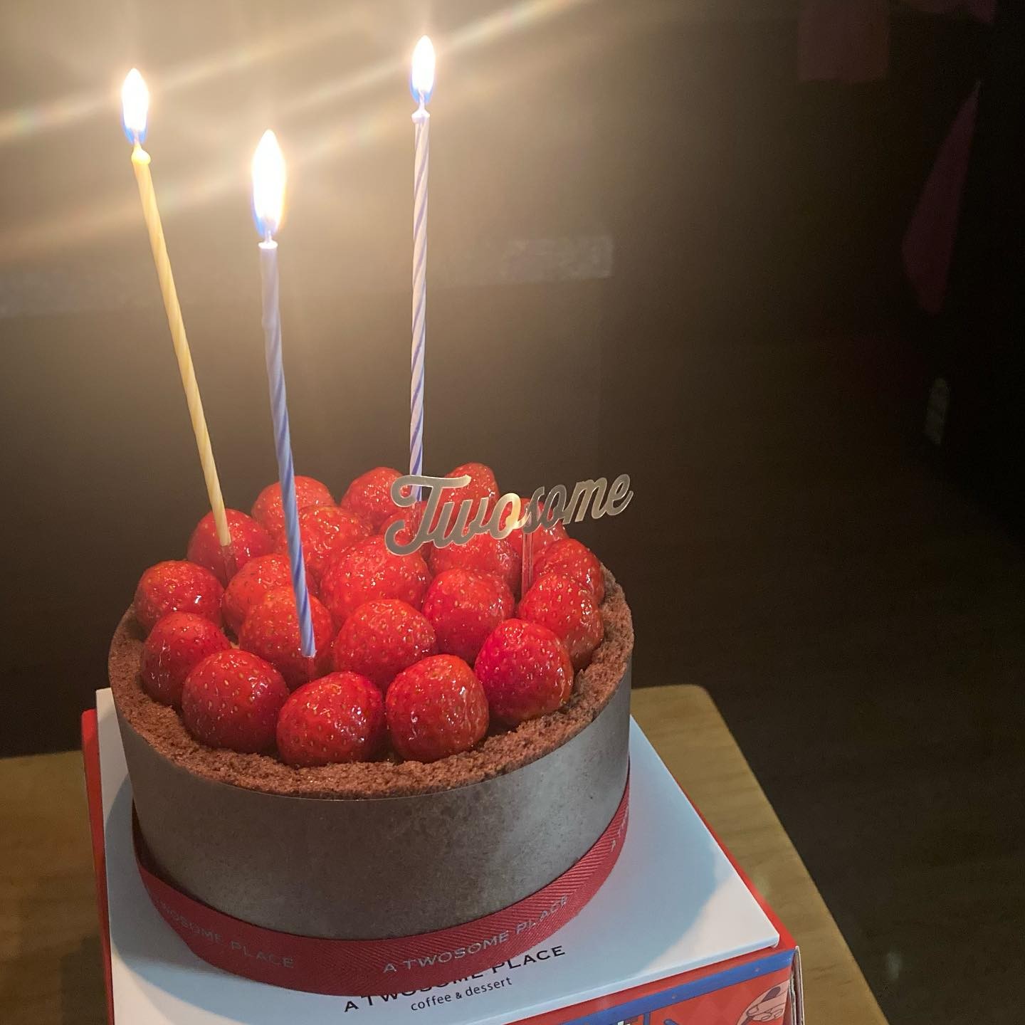 30년 전 오늘, 엄마는 내 나이에 나를 낳았다고 한다. 내일은 또 뭘 먹을까? 만을 생각하며 맛있는 것만 찾아다니는 서른일살의 나. 하하퍼니.. 저는 아직 철들려면 먼 것 같아요 여사님😙🤣
새해부터 갈리고 있는 2022지만 올해는 운수대통이겠죠??? 사주 아줌마아저씨들이 그랬단 말이에요,, (샤머니즘에 진심) 초는 그냥 만 나이 서른이니까 3개야^~^ 모두모두 예쁜 마음과 선물들 너무너무 고맙읍니댜,,❤️🧡💛💚💙💜 

#0115 #만서른 #찐서른 #お誕生日 🎂