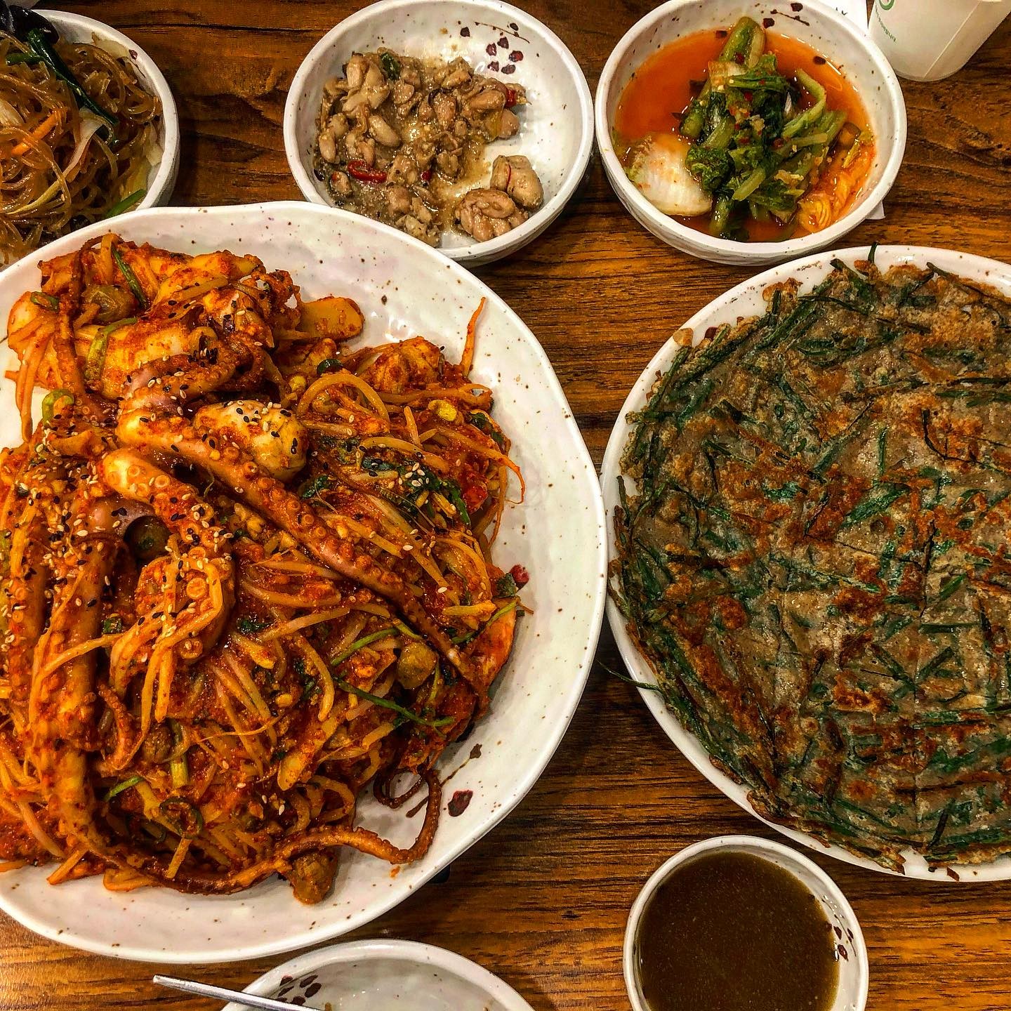 📌 #화정맛집 - #원마산아구찜 

💘 가게가 깔끔하고 사장님이 너무 친절하게 응대하셔서 10배는 더 맛있게 먹었던 해물찜🦀🐙🦐🦑💙

메인메뉴를 하나 시키면 고르곤졸라피자, 더덕구이, 코다리구이, 메밀부추전, 계란찜 중 취향에 맞게 골라 하나를 서비스로 받을 수 있는 집이예요! 

해물찜 (소) 44,000원. 결코 저렴한 가격은 아니지만 콩나물보다 해물이 더 많이 들어있어 3명이서 볶음밥까지 아주 배터지게 먹을 수 있었어요! ❤️❤️

🌶맵기 조절할 수 있고, 저는 매운 걸 좋아하고 일행은 잘 못먹는 사람이 있어서 기본으로 달라고 했는데 모두 매콤하게 다 맛있게 먹었어요 ㅎㅎ 

가격대비 맛은 와 진짜 너무너무 맛있다!!! 까진 아닌데 간이 딱 알맞고 부수적인 게 너무 만족스러워서, 깔끔하고 정갈하게 나오는 집 좋아하시면 좋아하실 것 같아요! ㅎㅎ😉

💸 해물찜 (소) 44,000원 
  볶음밥 2,000원 

❤️‍🔥 3.5/5. 

#헝그리_일산 #헝그리_화정 #헝그리_해물찜
