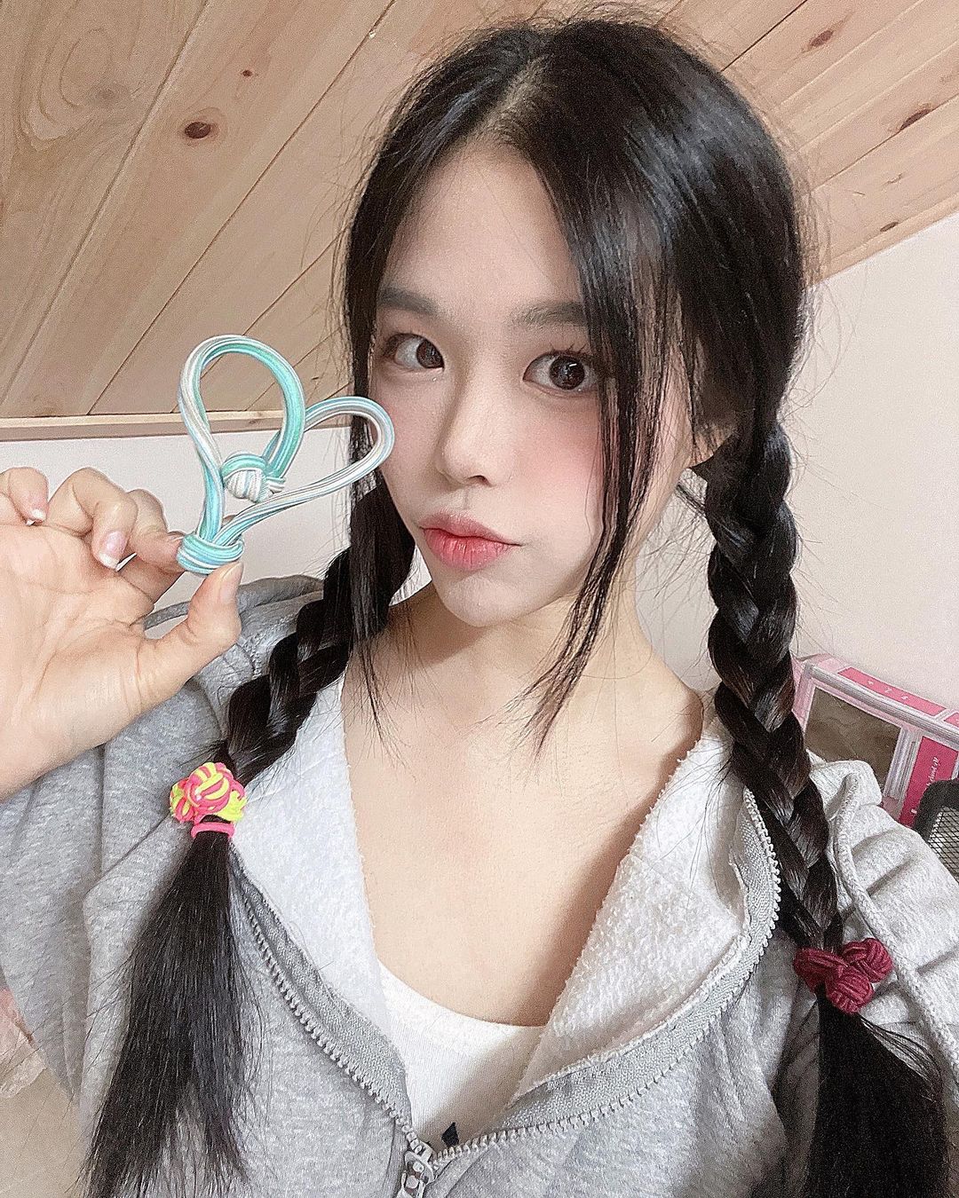 :D (160.45s)☁️ on Instagram: “#협찬 💗 ★어른 아이 구분할것없이 잘 어울리는 ‘핸드메이드 프리미엄 브랜드’ 돌리타이에요★ 💗예쁘고 탄성력 좋은 튼튼한 머리끈으로 일상에서 사용하