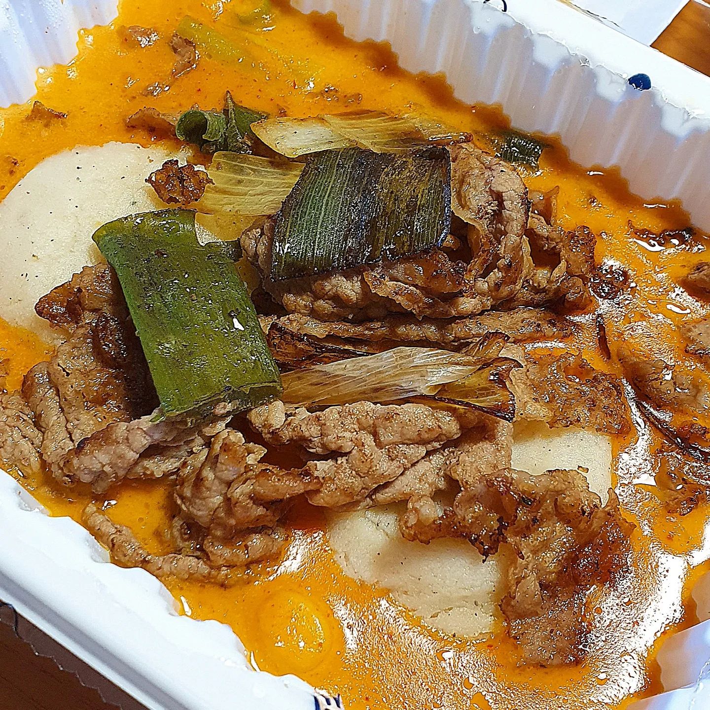 #협찬 개포동에서 맛있고 귀여운 떡볶이 집 발견했어요~ ❤💛🧡
귀여운 떡볶이라는게 감이 안오실텐데, 바로 별가루튀김이 포인트인 떡볶이 맛집이랍니다. 너무 귀여워서 보는 눈도 즐겁고, 식감 때문에 맛도 즐거웠어요. ⭐
⠀
저는 로제떡볶이에 차돌토핑, 쉑쉑 야끼만두, 김말이 튀김 이렇게 주문을 했어요.
홀은 작은 편이라 저처럼 테이크아웃 해서 드시는게 편할 것 같아요.
주문은 키오스크를 활용하여 비대면으로 쉽게 할 수 있답니다.
⠀
떡볶이 안에는 중국당면, 매쉬포테이토, 그리고 두 종류의 떡이 들어있었어요. (별모양 떡, 일반 떡)
별가루 튀김을 찍었을 때 떡볶이가 바삭바삭해져서 식감이 너무 재밌더라구요. 🌟🌟
맵기도 선택할 수 있는데 저희는 기본 맛으로 했었어요. 기본 맛은 정말 맛있게 칼칼~ 기본적으로 로제 떡볶이이기 때문에 맵기가 부담스럽지 않은 것 같아요.
⠀
매일 새 기름으로 깨끗하고 신선하게 조리를 한다고해요. 주문 즉시 조리를 해주셔서 그런지 튀김이 진짜 바삭하고 맛있더라구요. 집에 포장해왔을 때 전혀 눅눅하지 않았어요. 떡볶이에 김말이는 말모~~
쉑쉑야끼만두는 뿌링클 맛의 만두라고 생각하시면 될 것 같아요.
⠀
깔끔하면서도 맛있는 떡볶이집 찾고 계신다면 스텔라 떡볶이 추천이요!! stella_tteokbokki
⠀
#개포동떡볶이 #개포동분식 #개포동맛집 #강남떡볶이 #강남로제떡볶이 #강남떡볶이맛집 #강남떡볶이추천 #로제떡볶이 #떡볶이맛집 #떡볶이추천 #강남맛집 #스텔라떡볶이 #배달떡볶이 #강남배달맛집 #맛팔 #먹팔