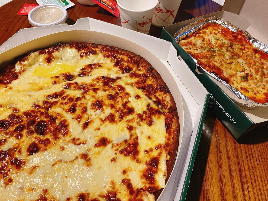 먹_혀니 on Instagram: “[피자마루 - 1kg 치즈 핵폭탄 피자] 요건 친구의 추천으로 먹어 본 #치즈핵폭탄피자 이다. 진짜 말그대로 치즈 핵폭탄급이다... 들어올린사진? 그런거 없다.. 치즈가 너무