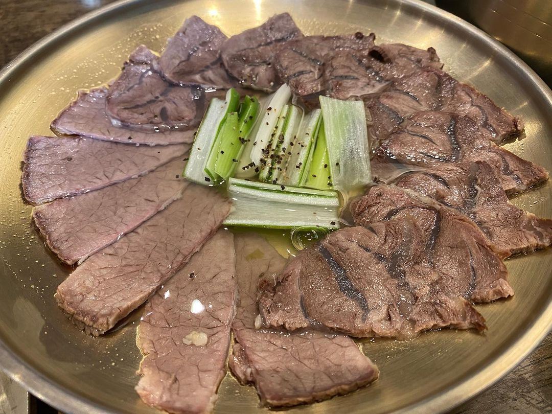 먹_혀니 on Instagram: “[도하정 - 곰탕생면국수, 도가니, 양지 사태수육] 오늘은 다이어트중에도 먹을 수 있는!!(그나마 양심에 덜 찔리는) 수육을 먹어봤습니다🤤🤤 오늘이 오기까지 얼마나